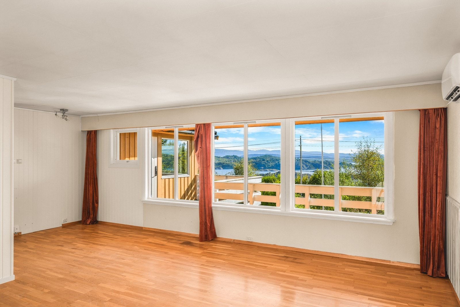 Fra stuen er det utgang til terrasse hvor utsikten kan nytes! Galleribilde