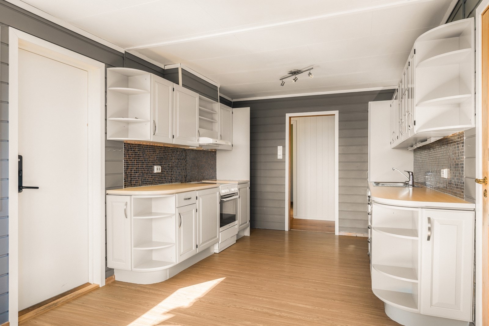 Kjøkken i 2 etasje har kjøkkeninnredning med laminert benkeplate, nedfelt stålvask, profilerte fronter og opplegg for oppvaskmaskin. Galleribilde