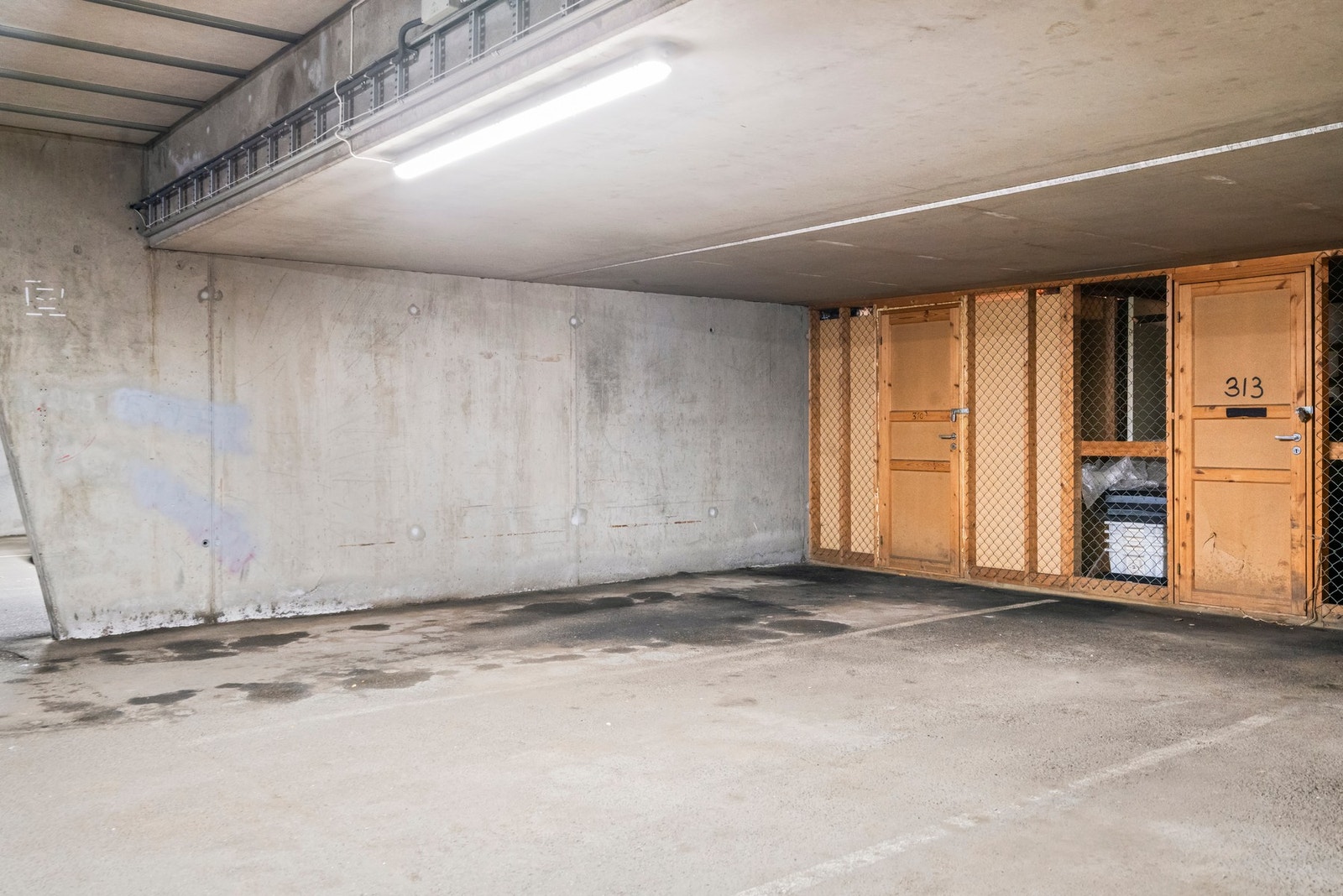 Garasjeplass med mulighet for el-bil lader, det er infrastruktur i anlegget dersom du ønsker å sette opp. Praktisk garasjeplass og tilhørende kjellerbod på ca. 5 kvm gir gode muligheter for både parkering og ekstra oppbevaring. Galleribilde