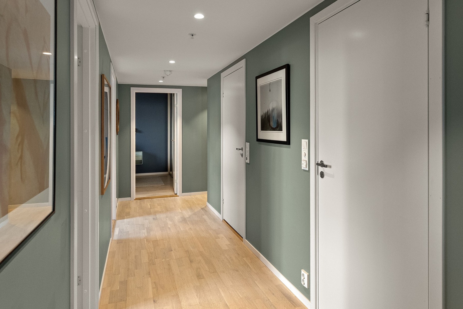 Boligen er malt i flotte, moderne farger. Galleribilde