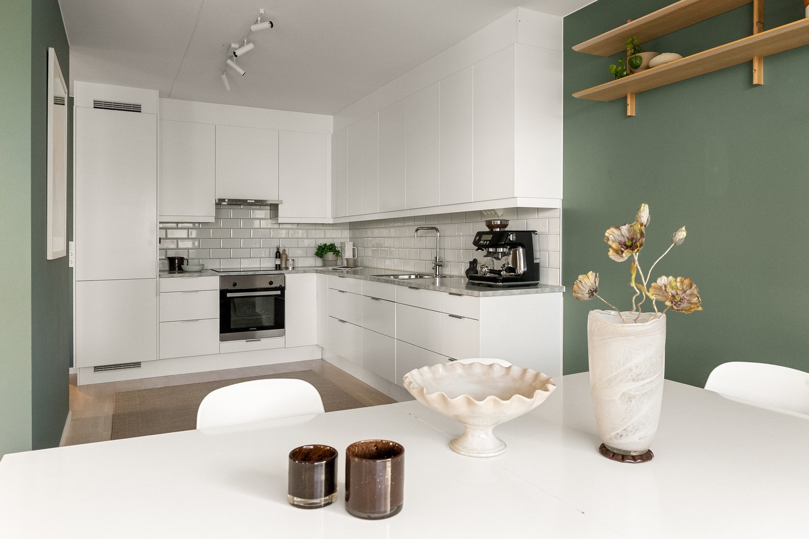 Leiligheten har en åpen kjøkkenløsning mot stuen med stilren, takhøy kjøkkeninnredning fra 2019 (byggeår), levert av kvalitetsleverandøren Marbodal. Galleribilde
