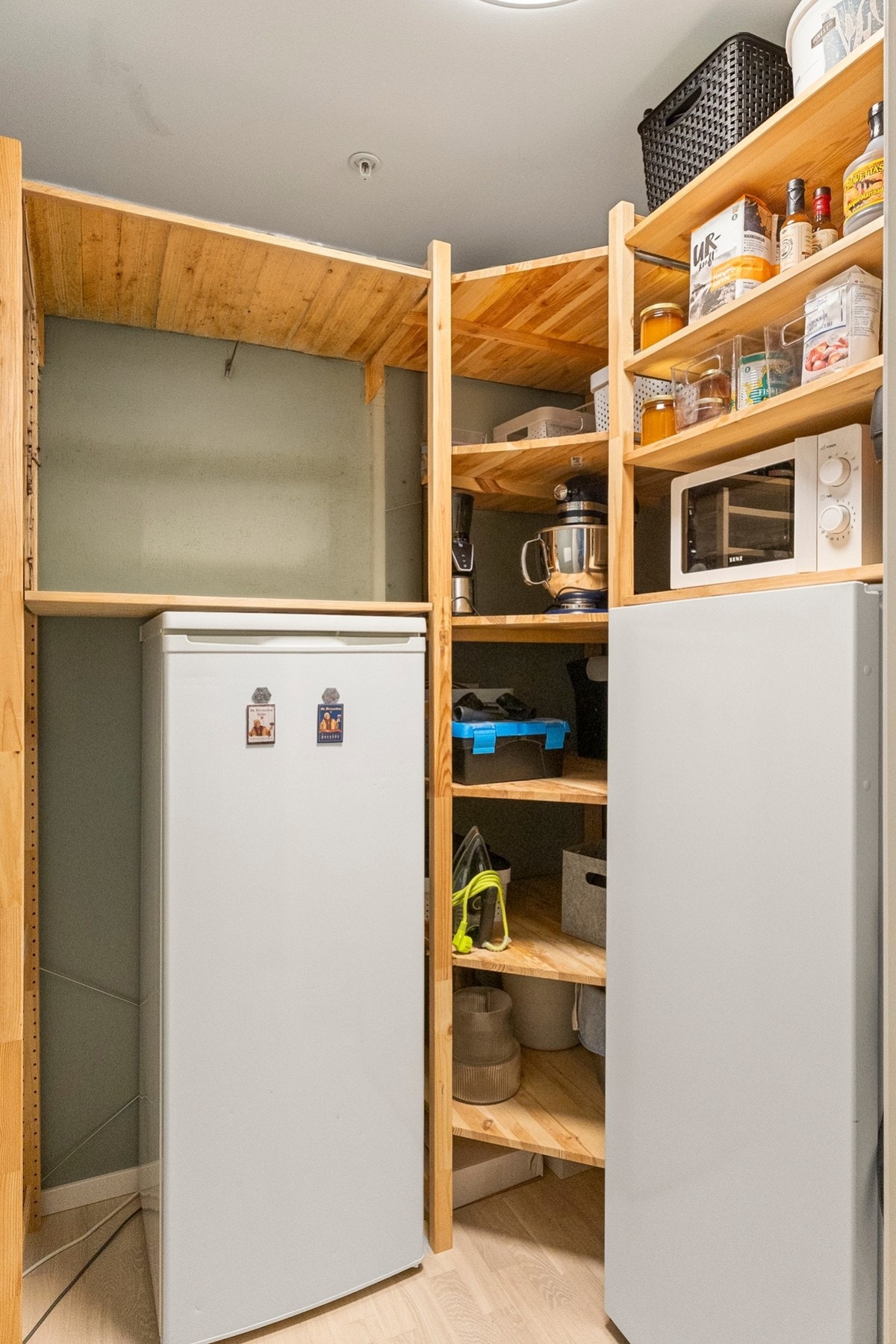 Meget praktisk innvendig bod med ekstremt god oppbevaringsmuligheter. Galleribilde