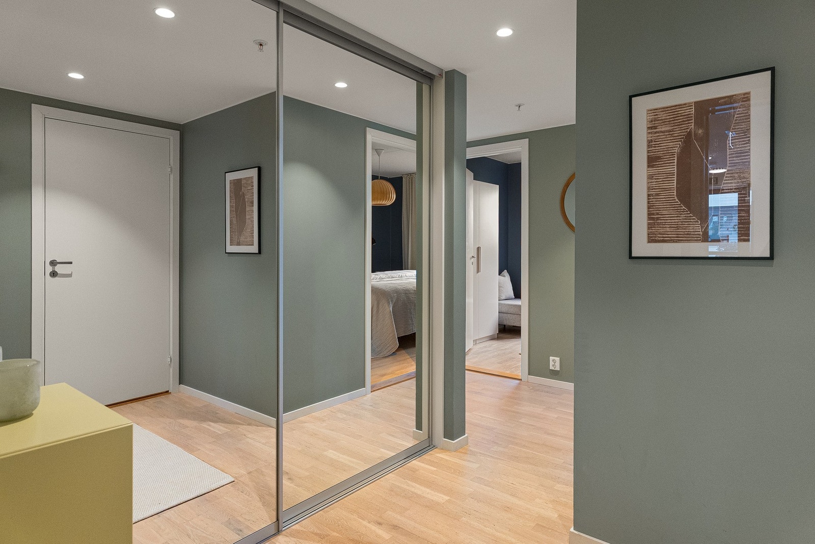 Innbydende entré utstyrt med stor skyvedørsgarderobe med speilfronter. Galleribilde