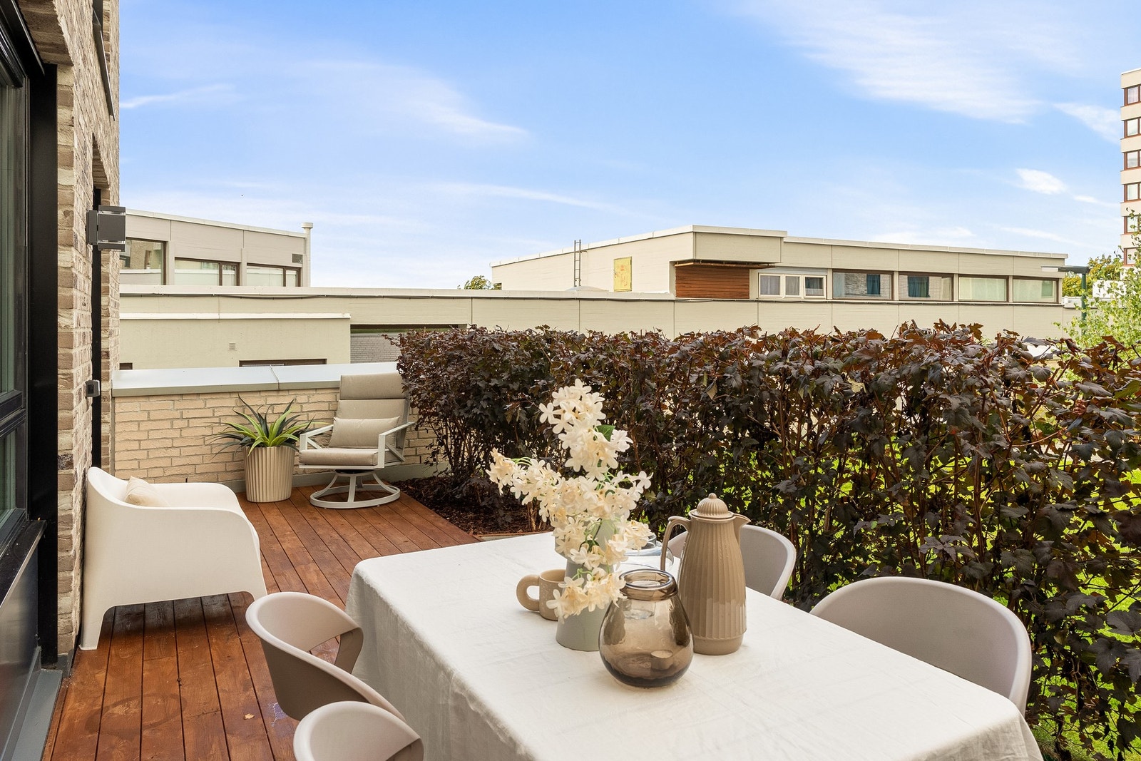 Fra stuen har du direkte tilgang til skjermet terrasse på hele 15 m². Galleribilde