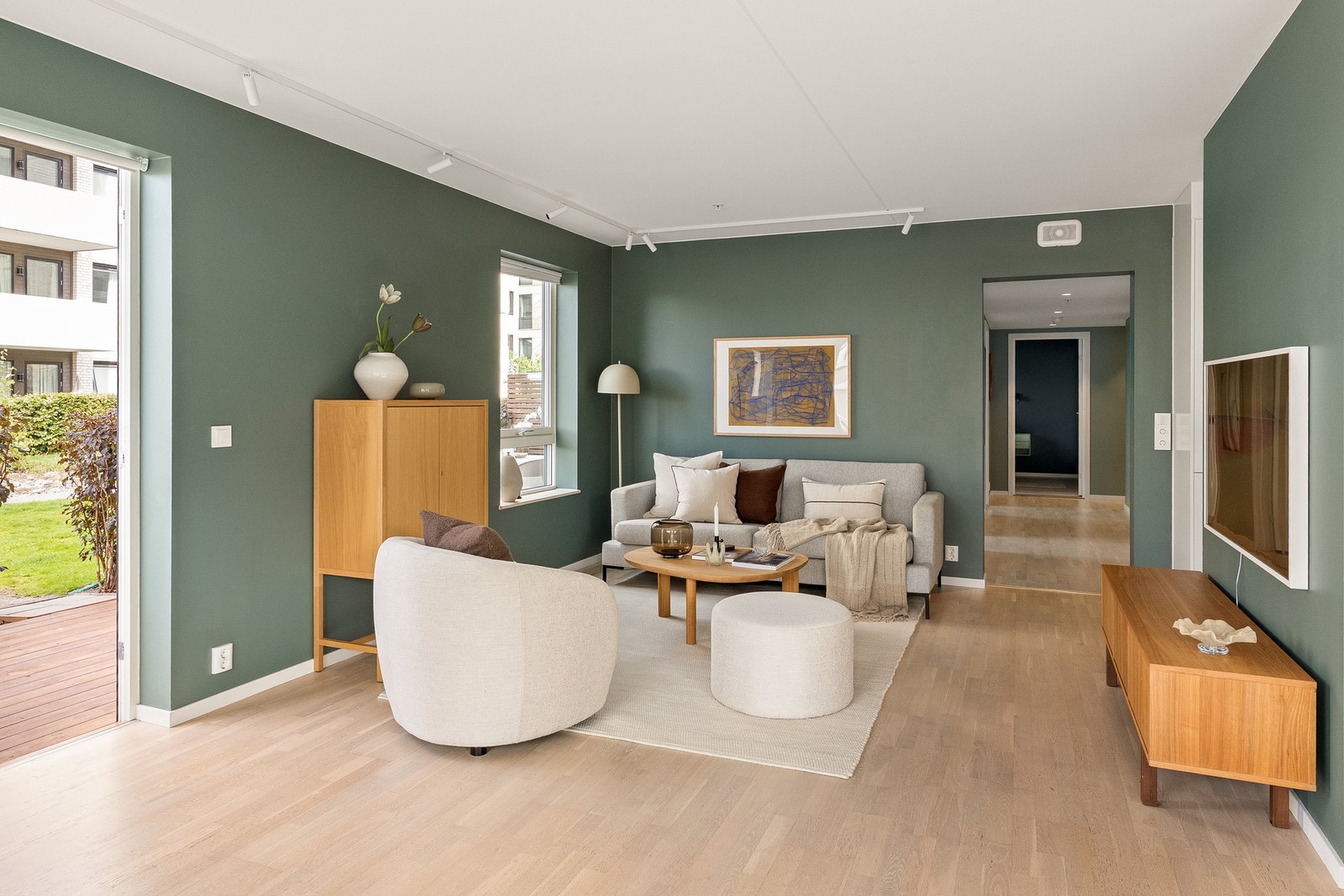 Stuen gir god plass til en fin sofagruppe, mediemøblement, stor spisestue og annet ønskelig møblement. Galleribilde