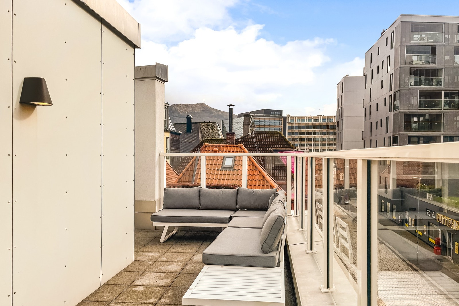 Sameiet består av tre leiligheter, og det er garasjeplass og felles takterrasse. Galleribilde