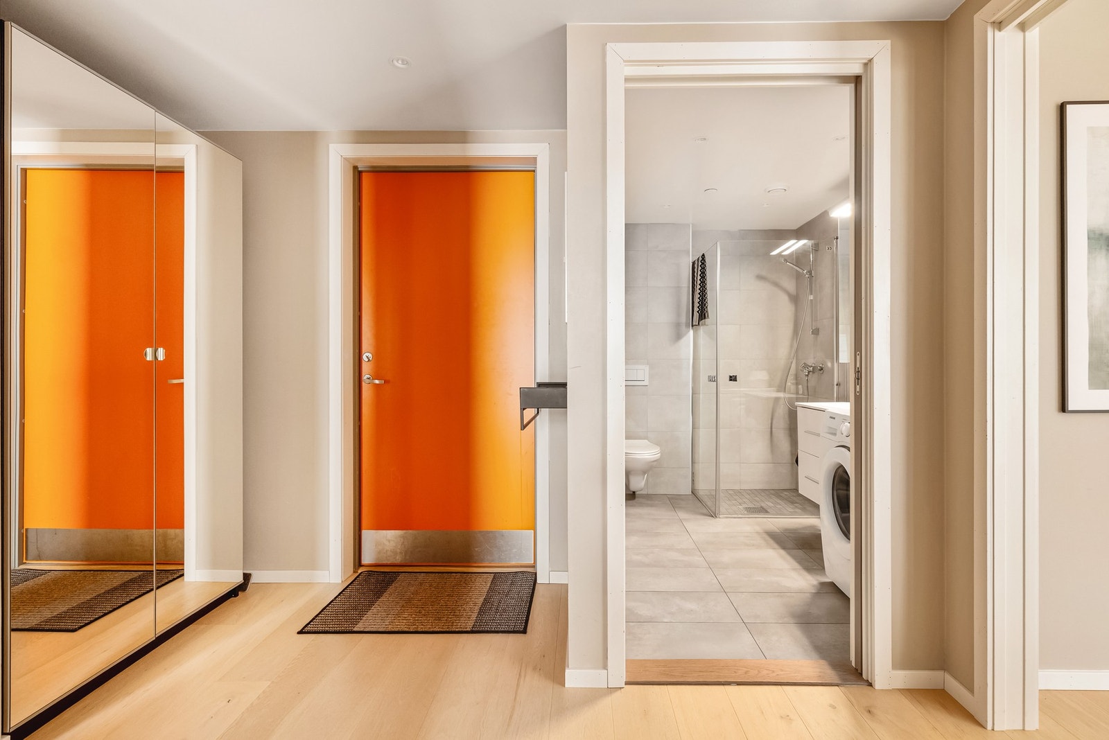 Velkommen inn - leiligheten har et romslig inngangsparti og praktisk nisje med plass til garderobeskap. Galleribilde