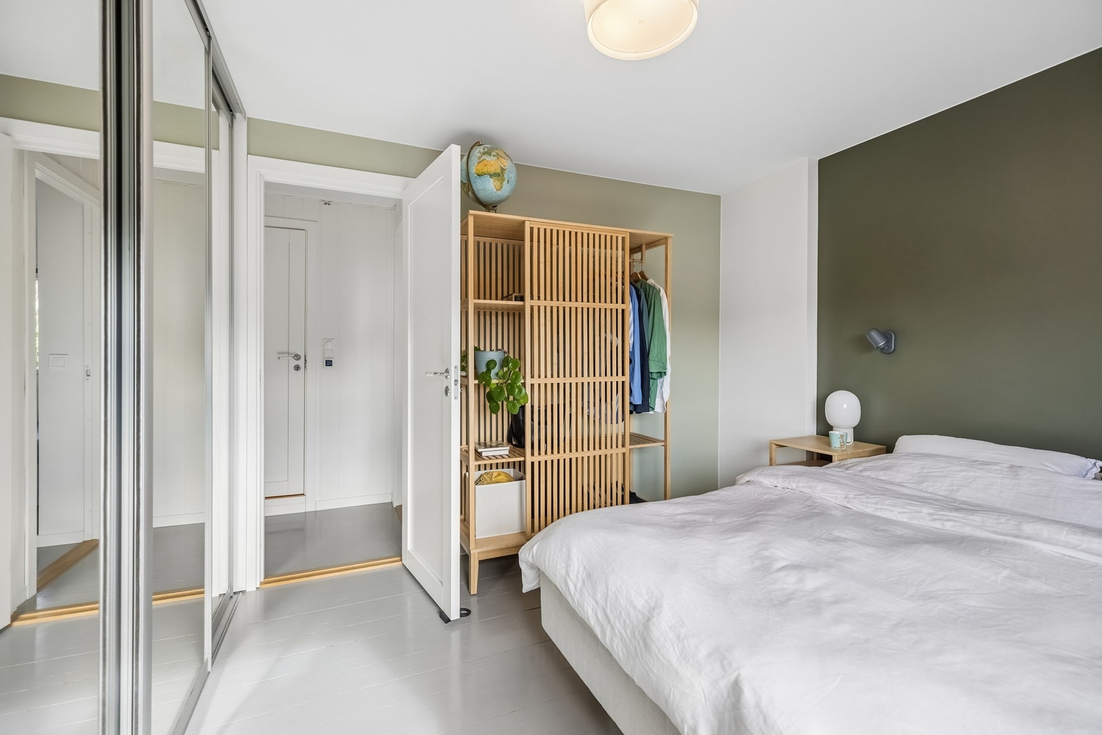 Gode oppbevaringsmuligheter i en romslig skyvedørsgarderobe, i tillegg til ekstra lagringsplass i frittstående skap. Galleribilde