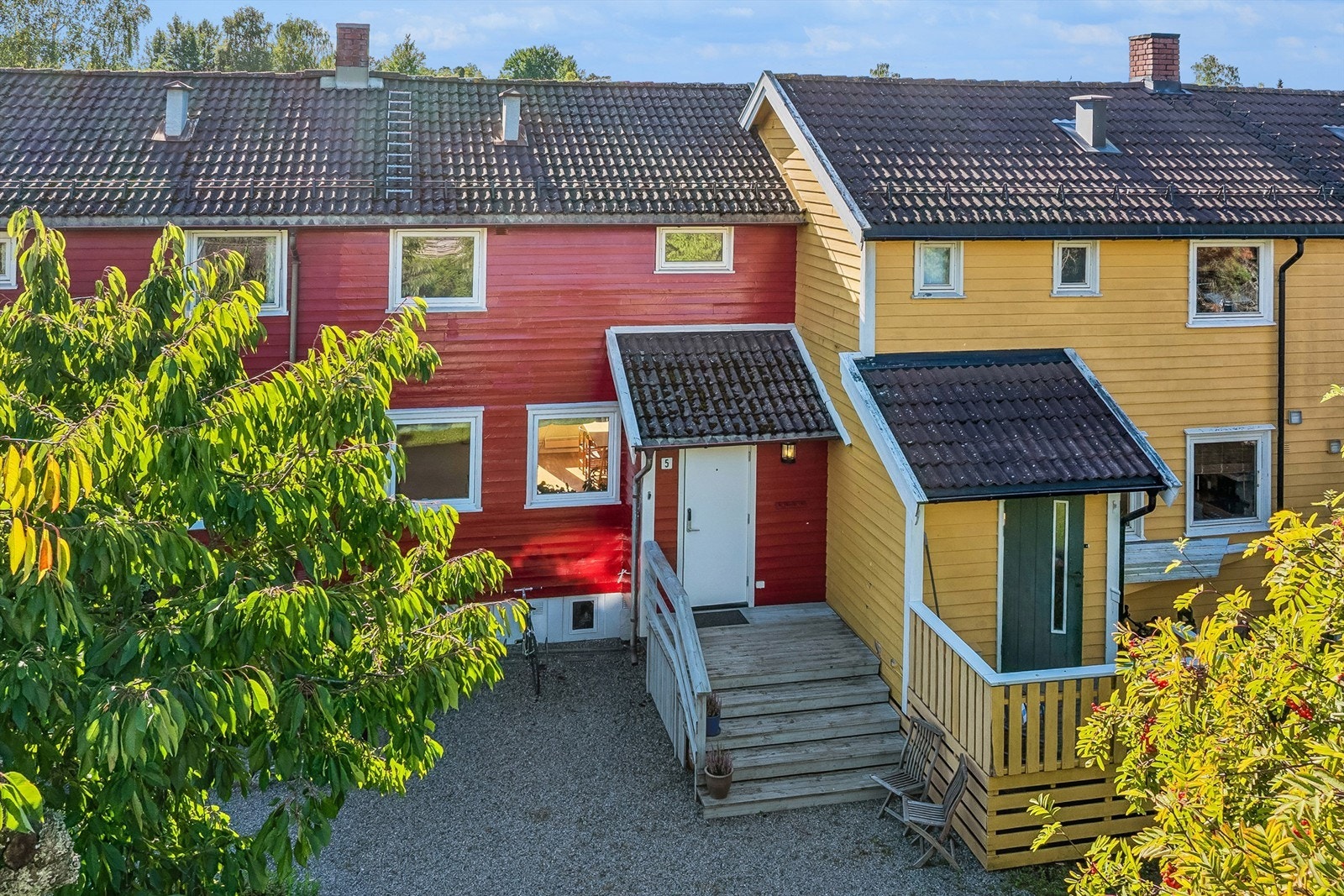 Ved hoveddøra ønskes du velkommen av en overbygget inngang med platting. Galleribilde