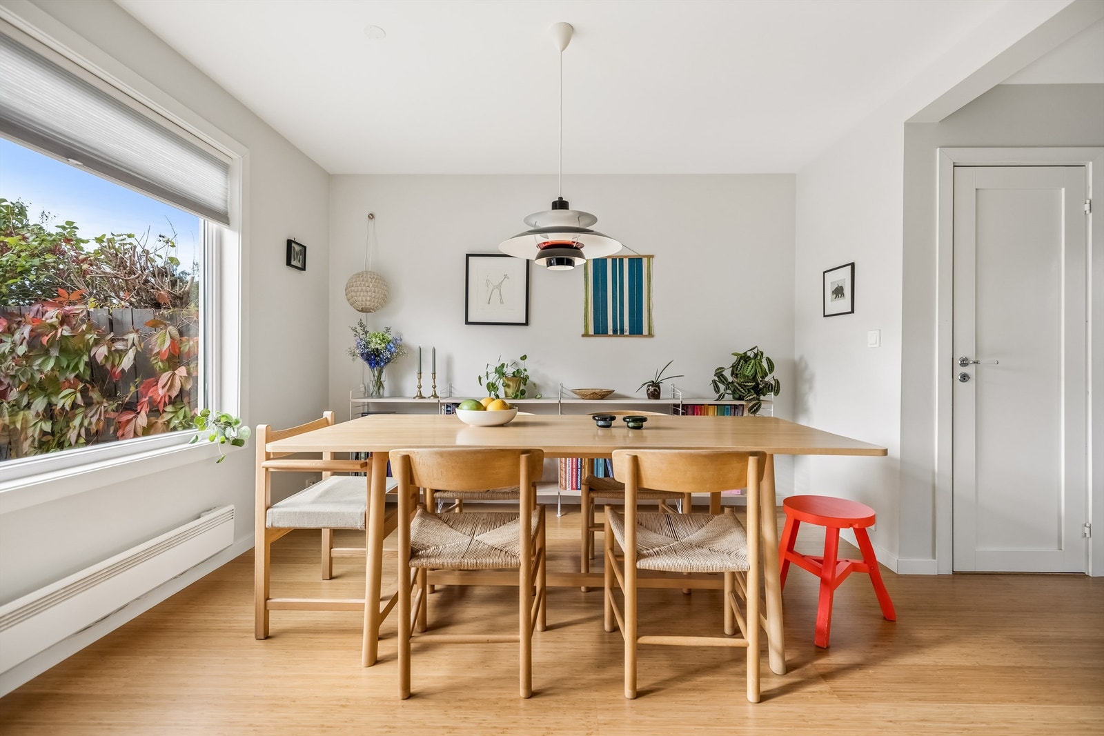 Spisestuen har store vindusflater som slipper inn rikelig med dagslys og gir godt gjennomlys - en lys og luftig atmosfære perfekt for både hverdagsmåltider og sosiale sammenkomster. Galleribilde