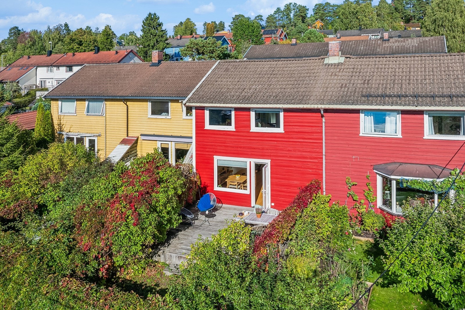 Rekkehus med en solrik, sydvestvendt terrasse og en pent opparbeidet hage på begge sider av boligen. Foto: Per Oscar Skjellnan v/Efkt Galleribilde