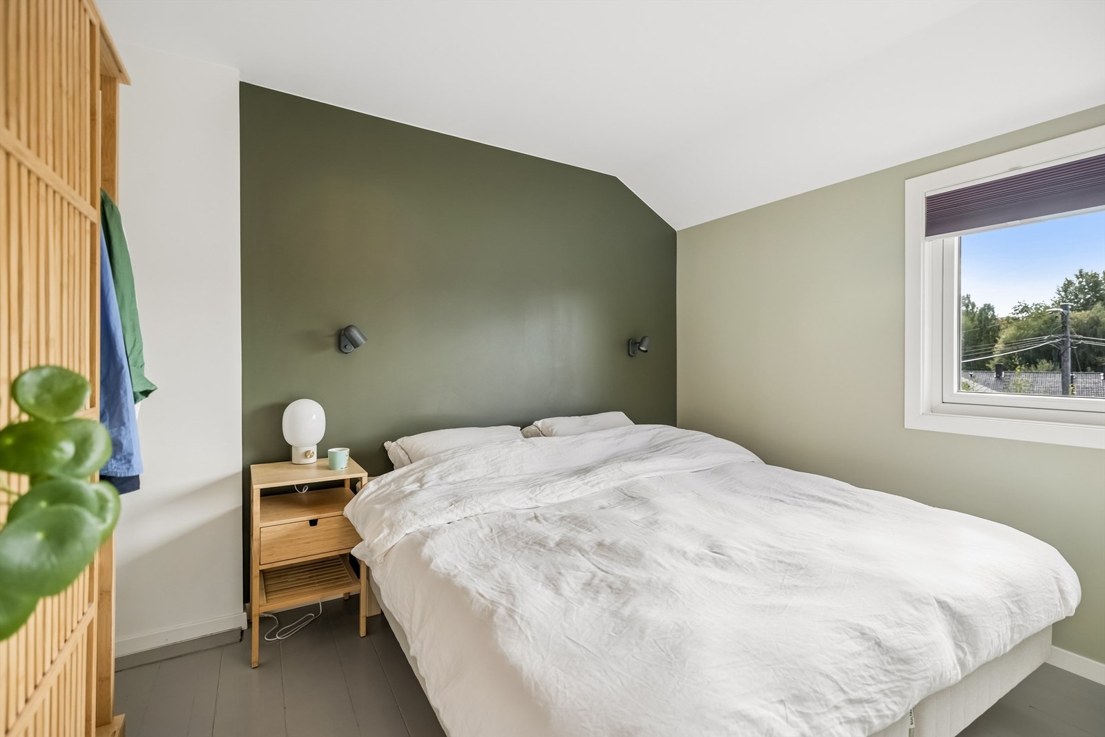 Lyst og romslig hovedsoverom med gode møbleringsmuligheter og en behagelig, luftig atmosfære. Galleribilde