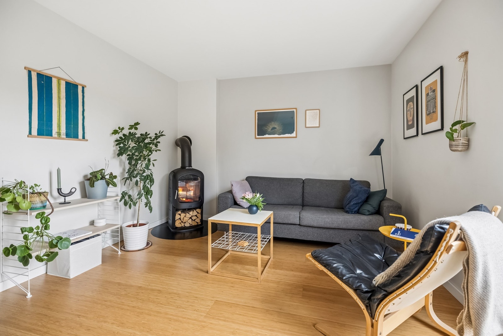 Stuen ligger lunt til i hjørnet av rommet, med god plass til sofakrok og TV. Peisen i hjørnet tilfører både varme og atmosfære. Galleribilde
