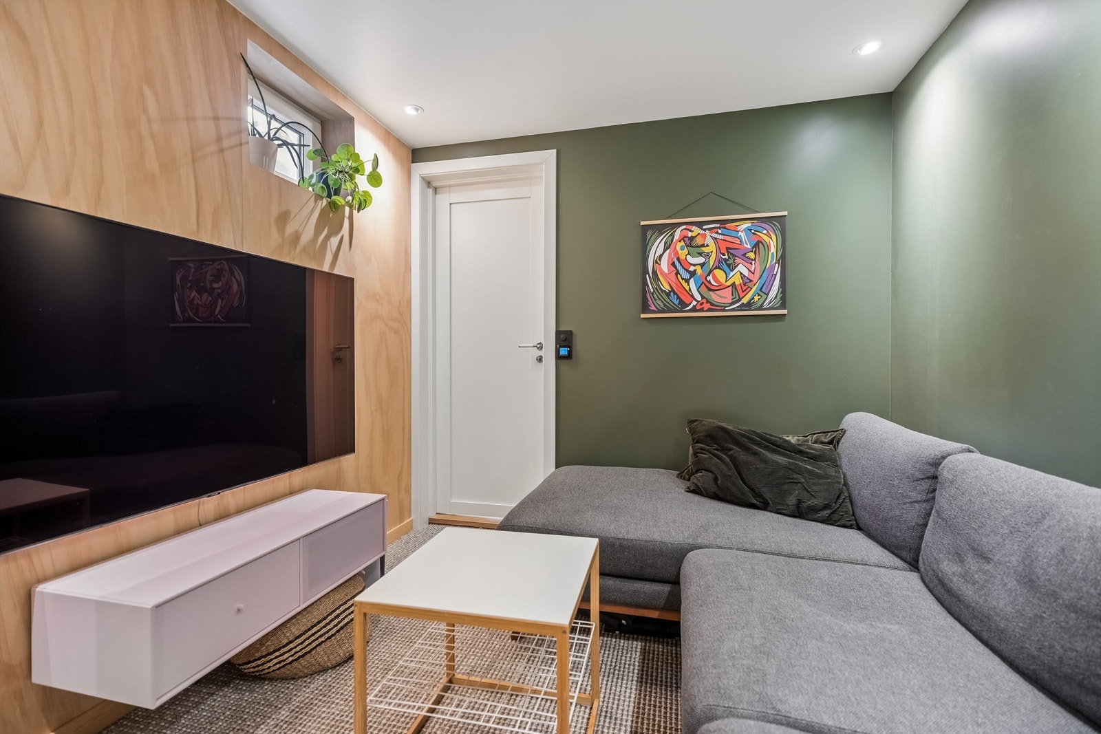 Rekkehuset har en hyggelig kjellerstue med mange bruksmuligheter, og som egner seg utmerket som TV-stue, lekerom eller annen oppholdsplass. Kjellerstuen er ikke godkjent/omsøkt til varig opphold. Galleribilde