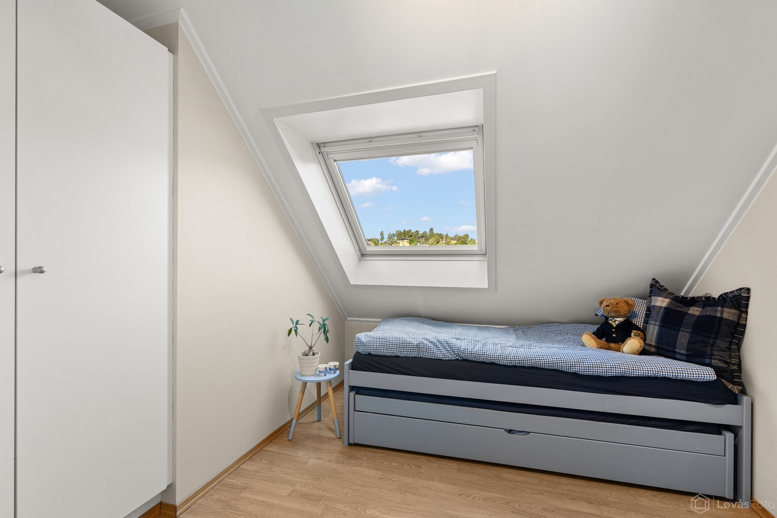 Det tredje soverommet har et takvindu som gir rikelig med dagslys. Galleribilde