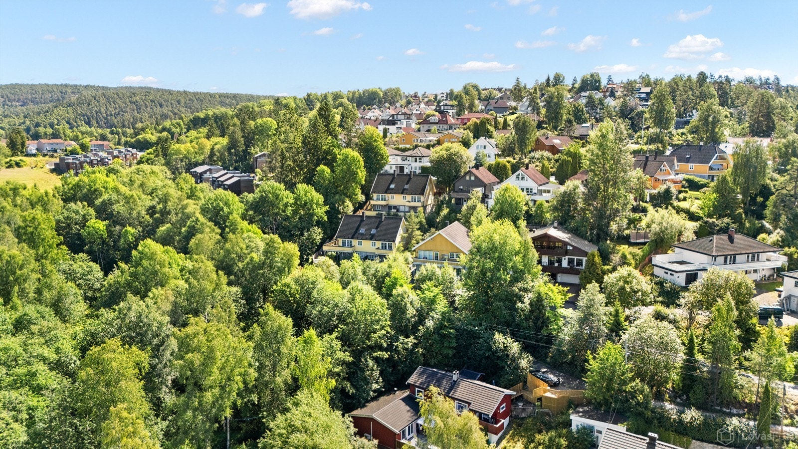 Her bor du med skogen rett utenfor døren og kort vei til turmuligheter.
Foto: Løvås Foto Galleribilde