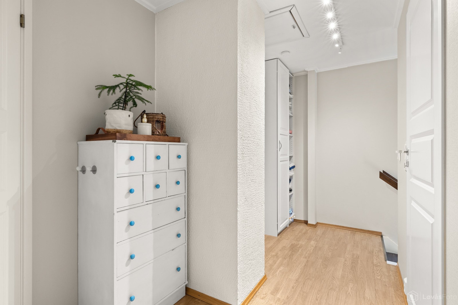 Gang i andre etasje med adkomst til et uinnredet loft via takluke. Galleribilde