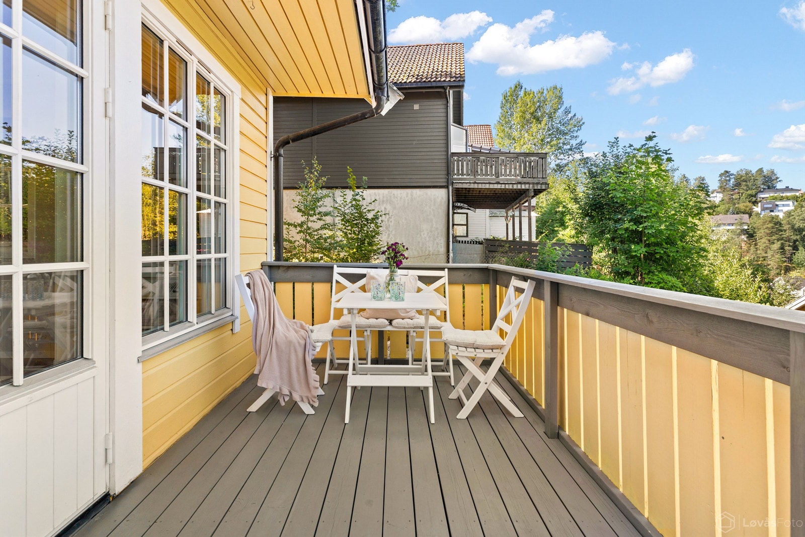 Balkongen er på 8 m² og har terrassebord på gulvet. Galleribilde