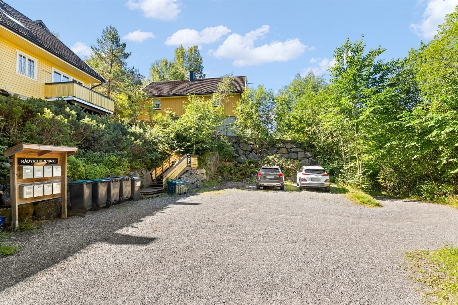 Borettslaget disponerer felles beboer- og gjesteparkering.
Foto: Løvås Foto Galleribilde
