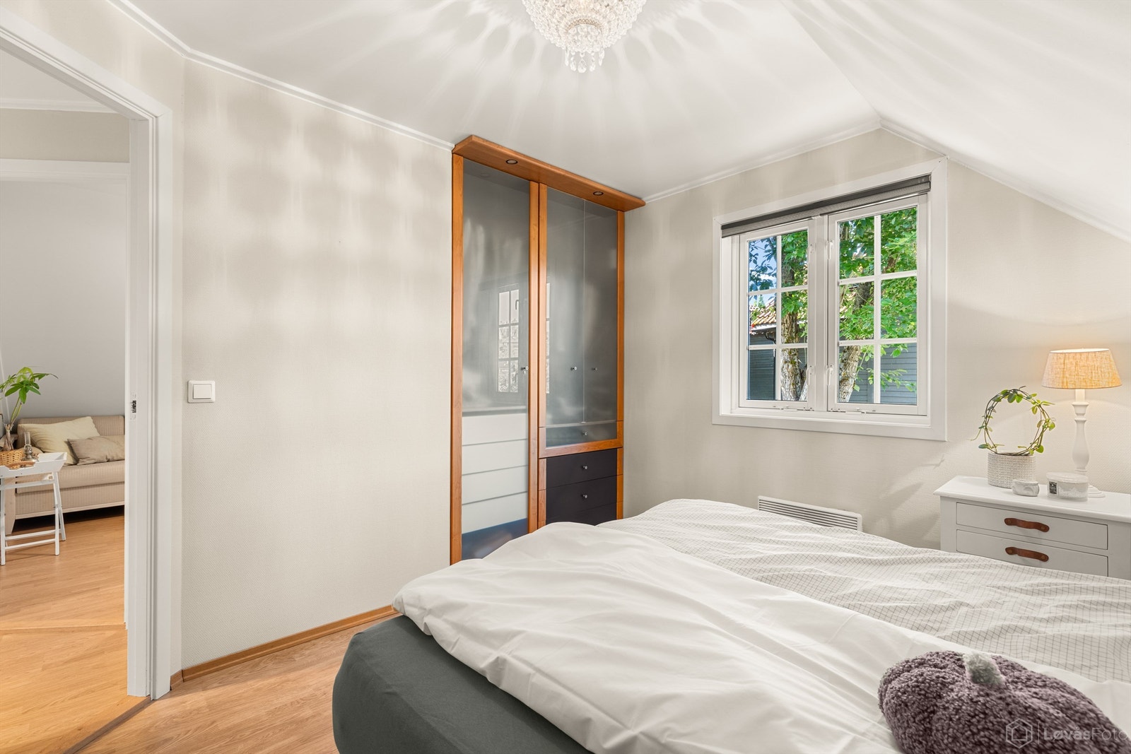 Rommet er lyst og har en arealeffektiv utforming under skråtaket. Galleribilde