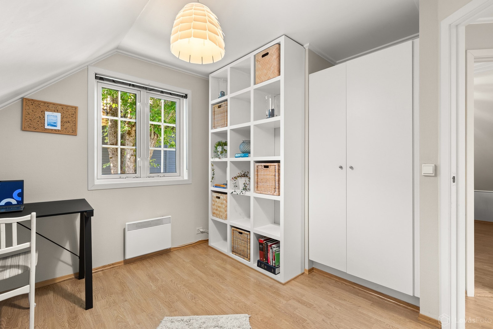 God plass til både seng, skrivepult og oppbevaring. Galleribilde