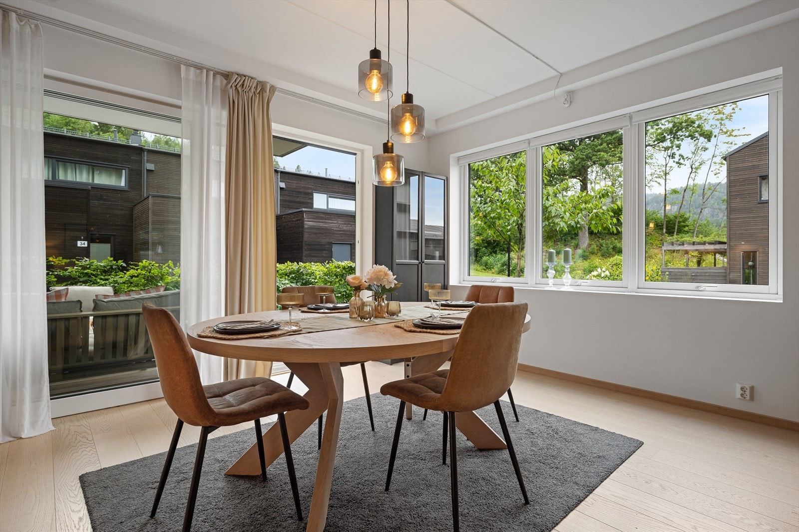 Store vinduer mot to himmelretninger bidrar til rikelig med naturlig lysinnslipp, og takhøyden i oppholdsrommene er gjennomgående på ca. 2,64 meter. Galleribilde