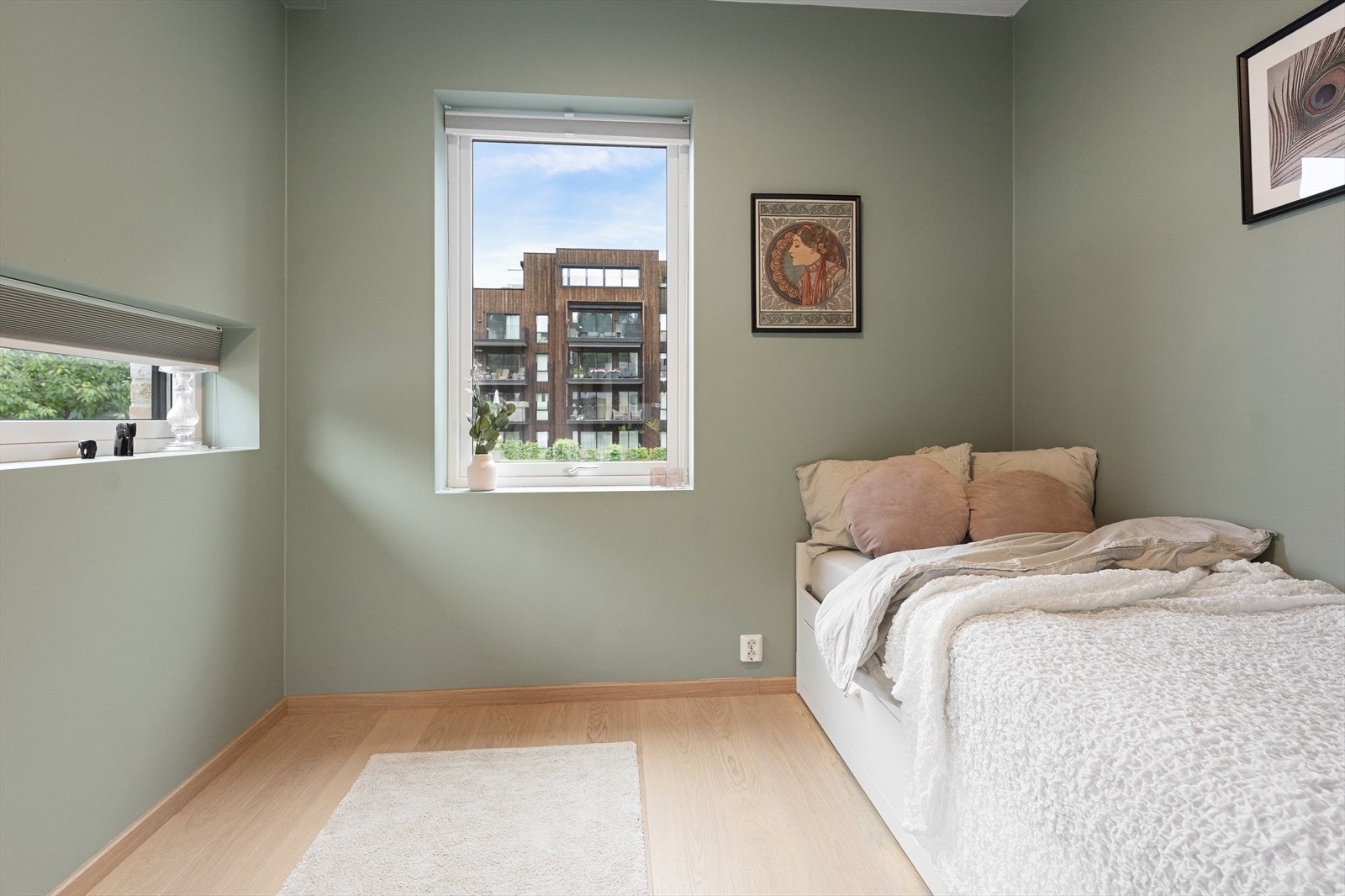 Det andre soverommet er malt i en dus grønnfarge, og kan egne seg fint som gjesterom, barnerom eller kontor. Galleribilde
