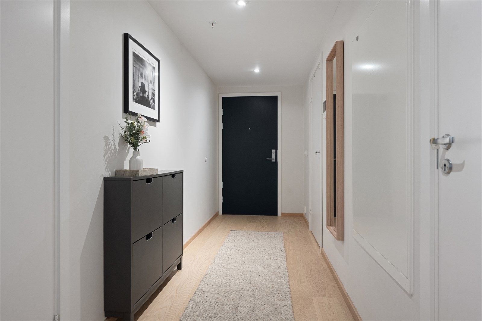 I entréen er det plass til garderobe og annet møblement, og det er montert dørcalling med kamera og åpner ved inngangsdøren. Galleribilde