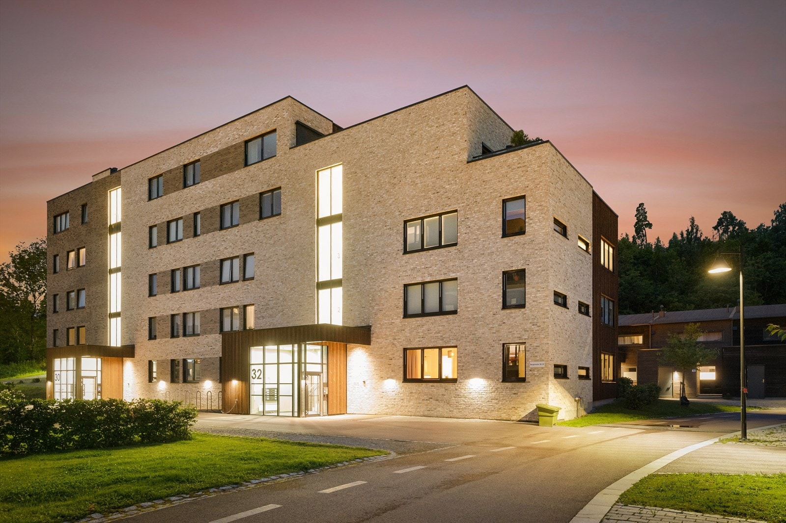 Fra boligen er det gangavstand til skoler, barnehager og gode servicetilbud. I tillegg er det kort vei til fjorden med båthavn og lokale badestrender. Holmen, Hvalstrand, Nesøya og Kalvøya har alle ettertraktede og familievennlige strender. Galleribilde
