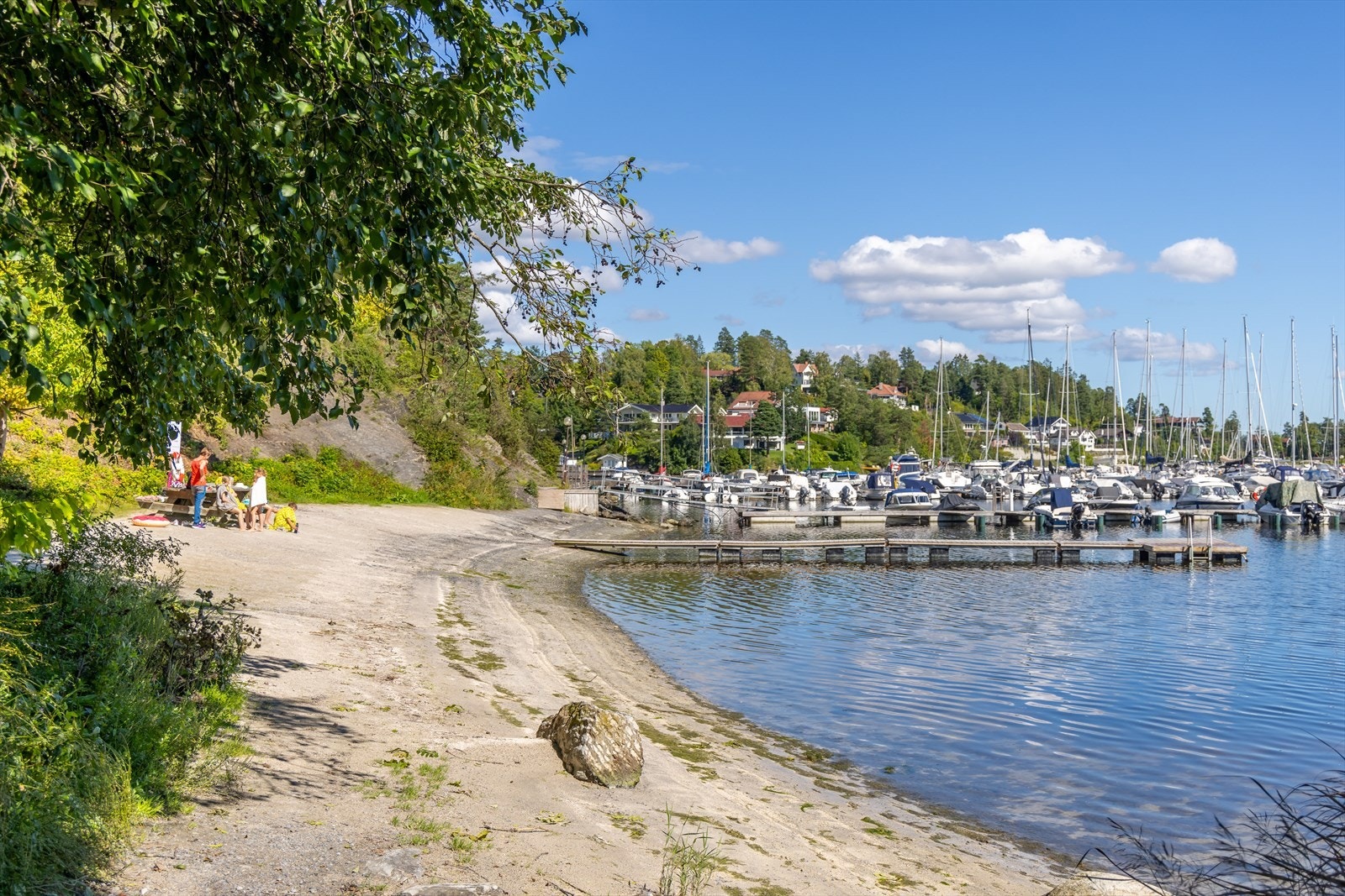 Flere idylliske badeplasser ligger i området - Her fra Lille Hawaii på Mellom-Nes. Galleribilde