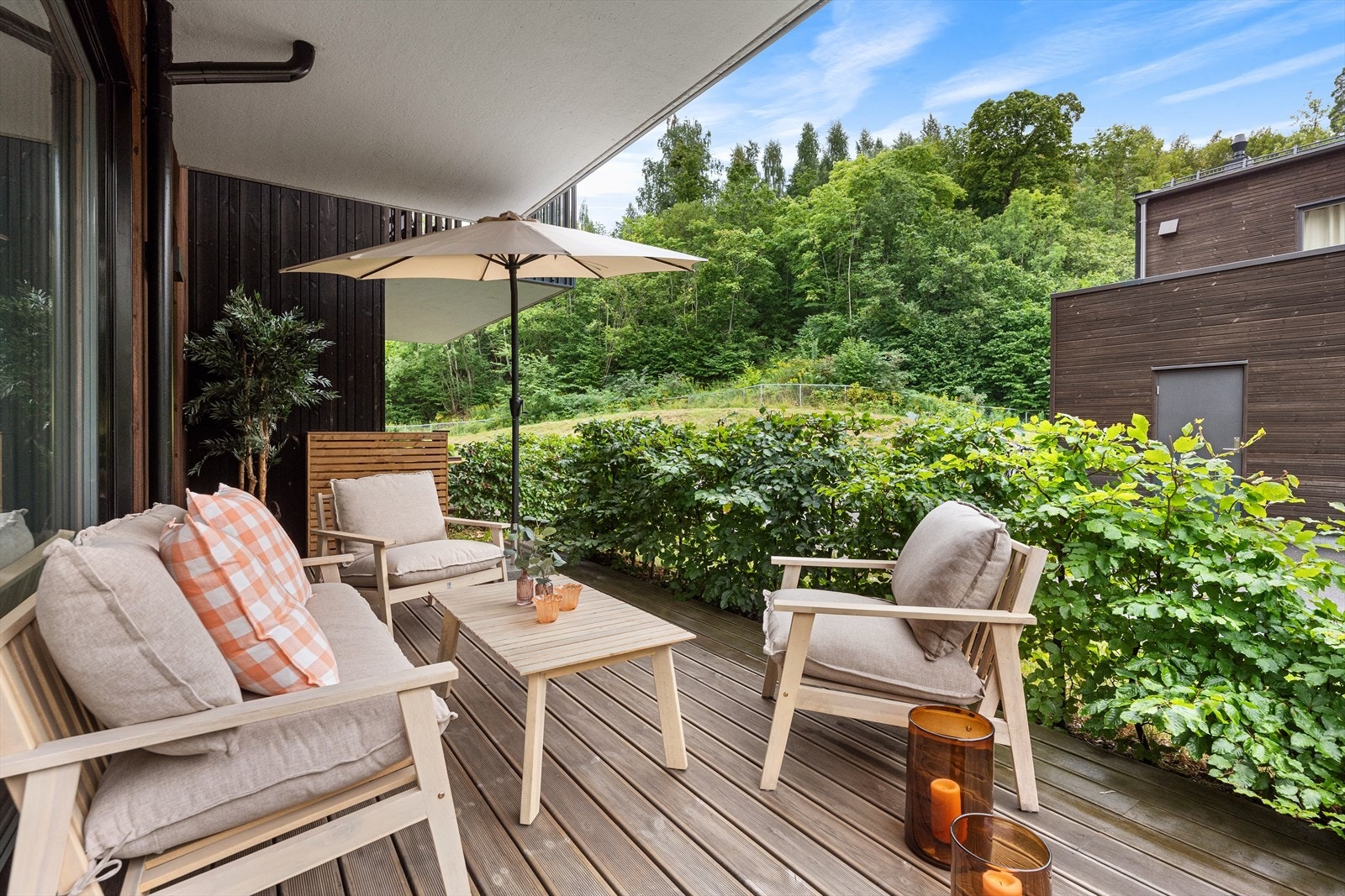 Terrassen er delvis overbygget, og har god plass til sittegruppe og grill. Den frodige beplantningen gir god skjerming og gjør uteplassen mer privat. Galleribilde