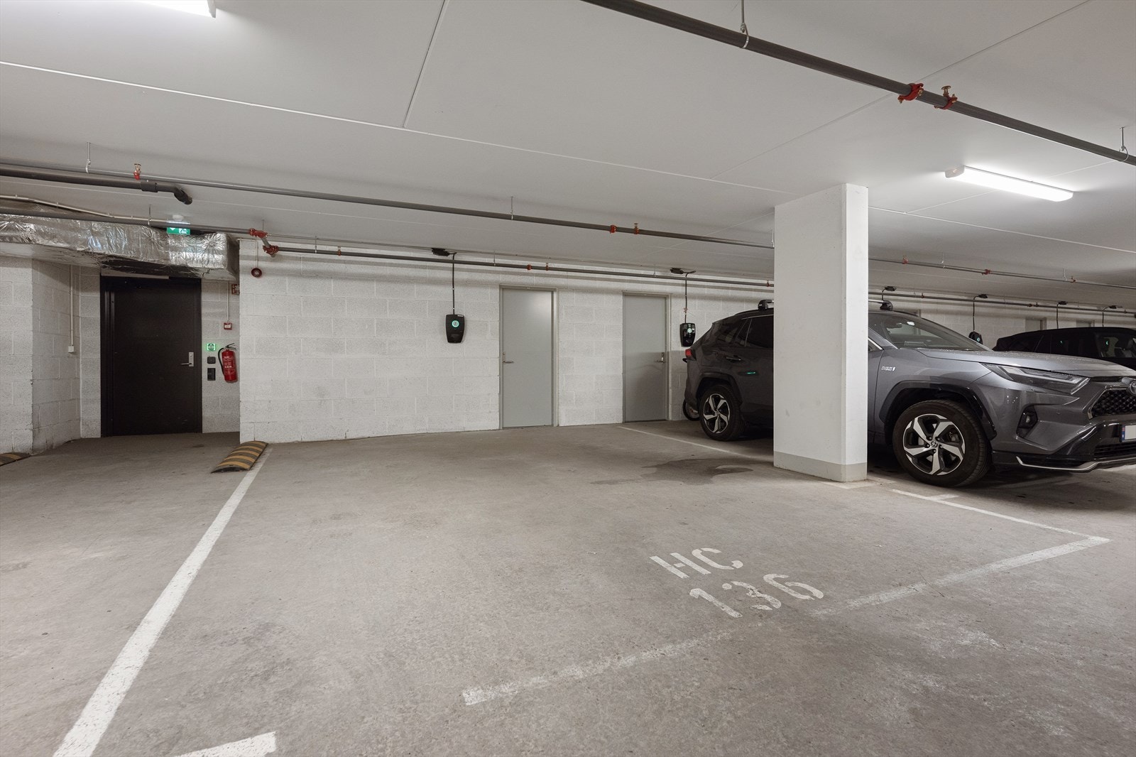 Garasjeplass nr. 136 i felles garasjeanlegg med elbillader. HC-plassen kan ved behov omdisponeres av styret og erstattes med annen plass. Galleribilde