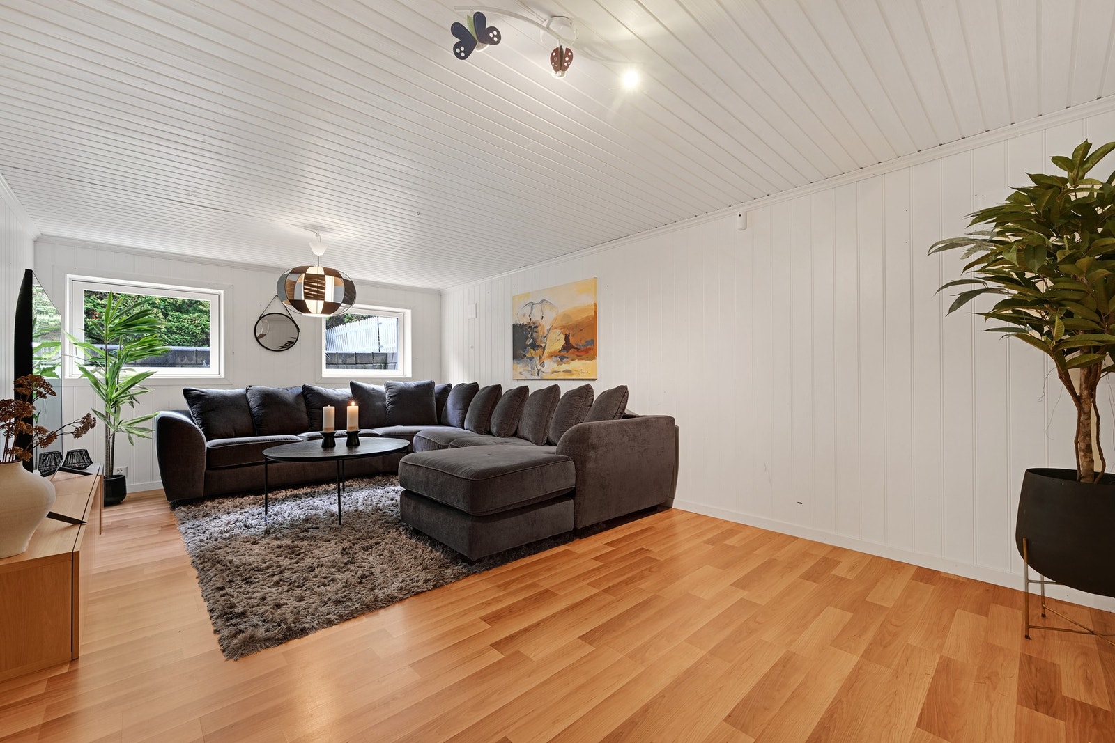 Romslig og hyggelig kjellerstue med god plass til både sofagruppe og øvrig møblement (Ikke søkt bruksendring) Galleribilde