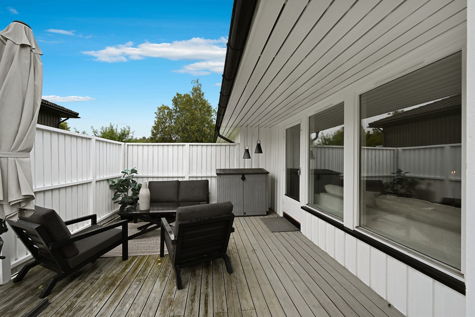 Det er meget god plass til både utemøbler og grill Galleribilde