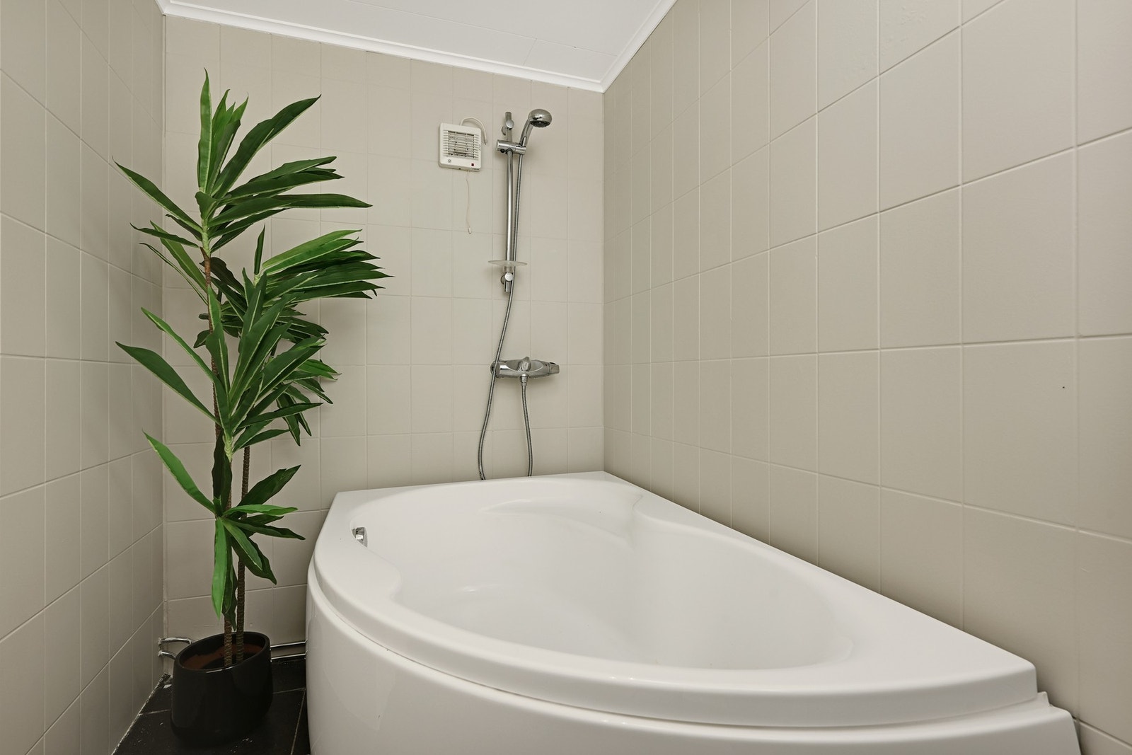 Badet i underetasjen er innredet med et deilig badekar, servant og toalett Galleribilde