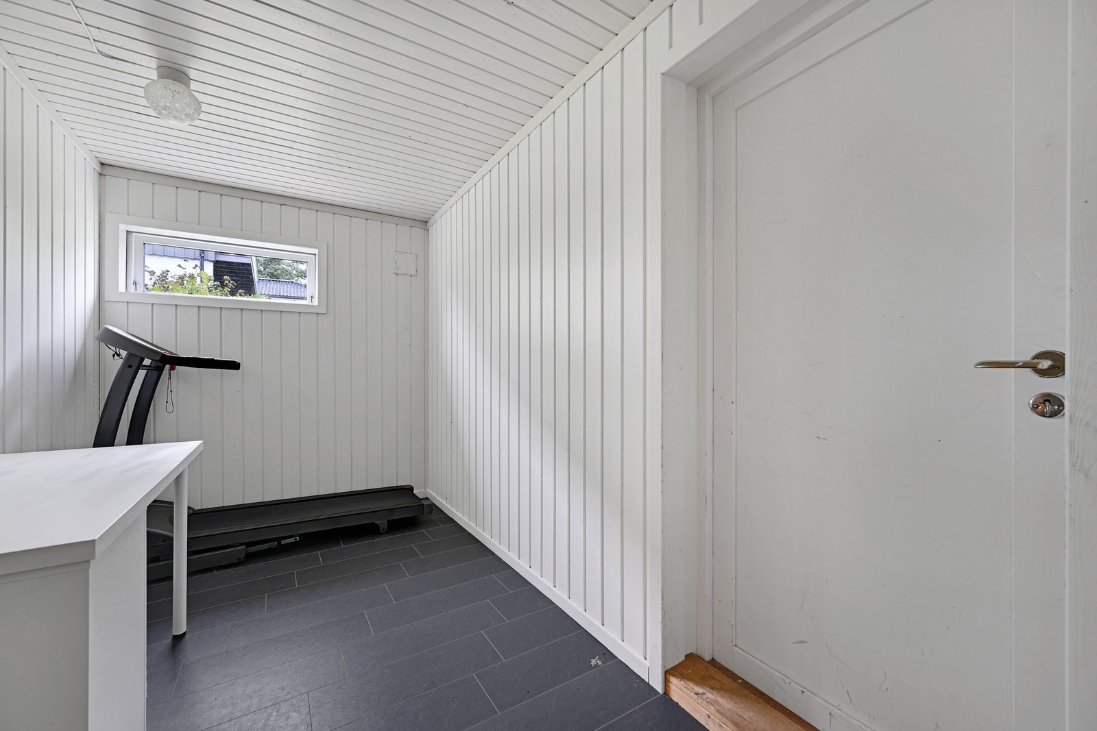 Videre i kjelleretasjen er det mye plass og flere boder. Her også egen utgang Galleribilde