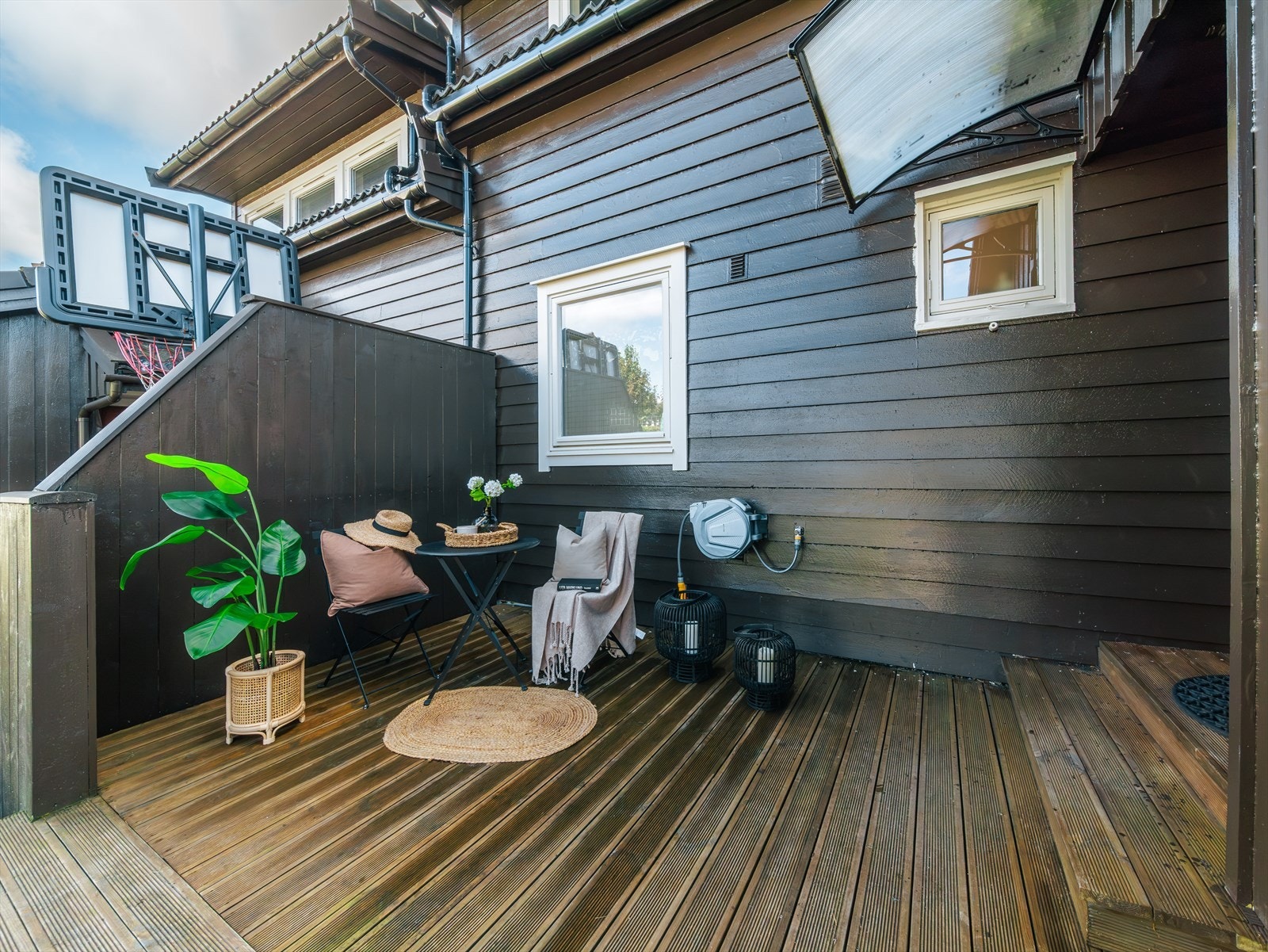 Hyggelig terrasse ved inngangspartiet. Galleribilde