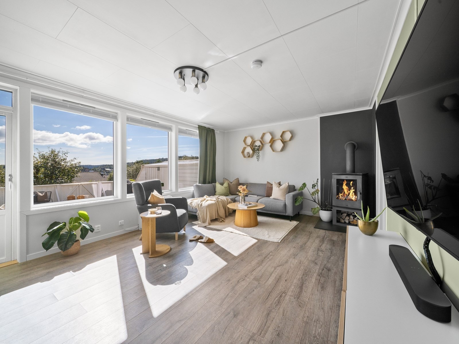 Velkommen inn i en lys og romslig stue på 26,6 m² med god plass til både sofagruppe, Tv-benk og spisebord. Galleribilde