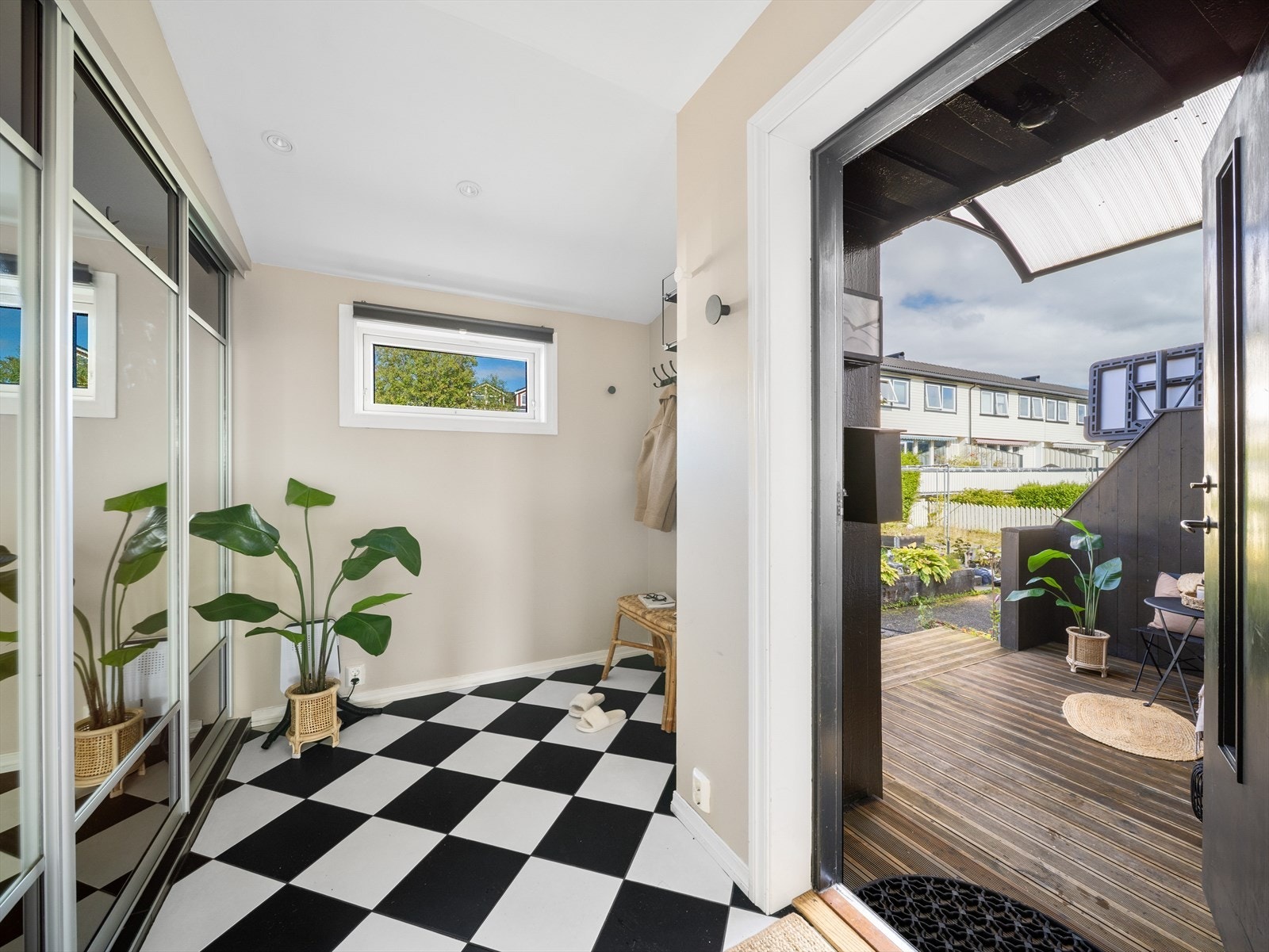 Praktisk entré/gang med mye oppbevaringsplass til både sko og yttertøy. Her er det både skyvedørsgarderobe og oppheng til jakker. Galleribilde