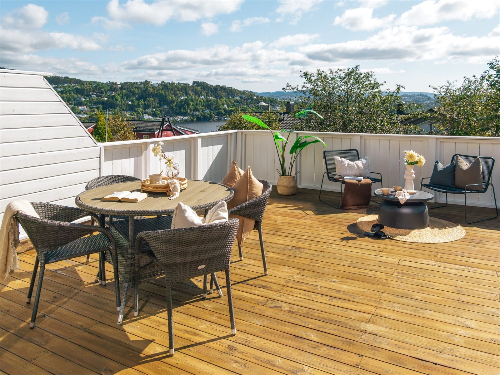 Her er god plass til utegruppe og grill. Galleribilde