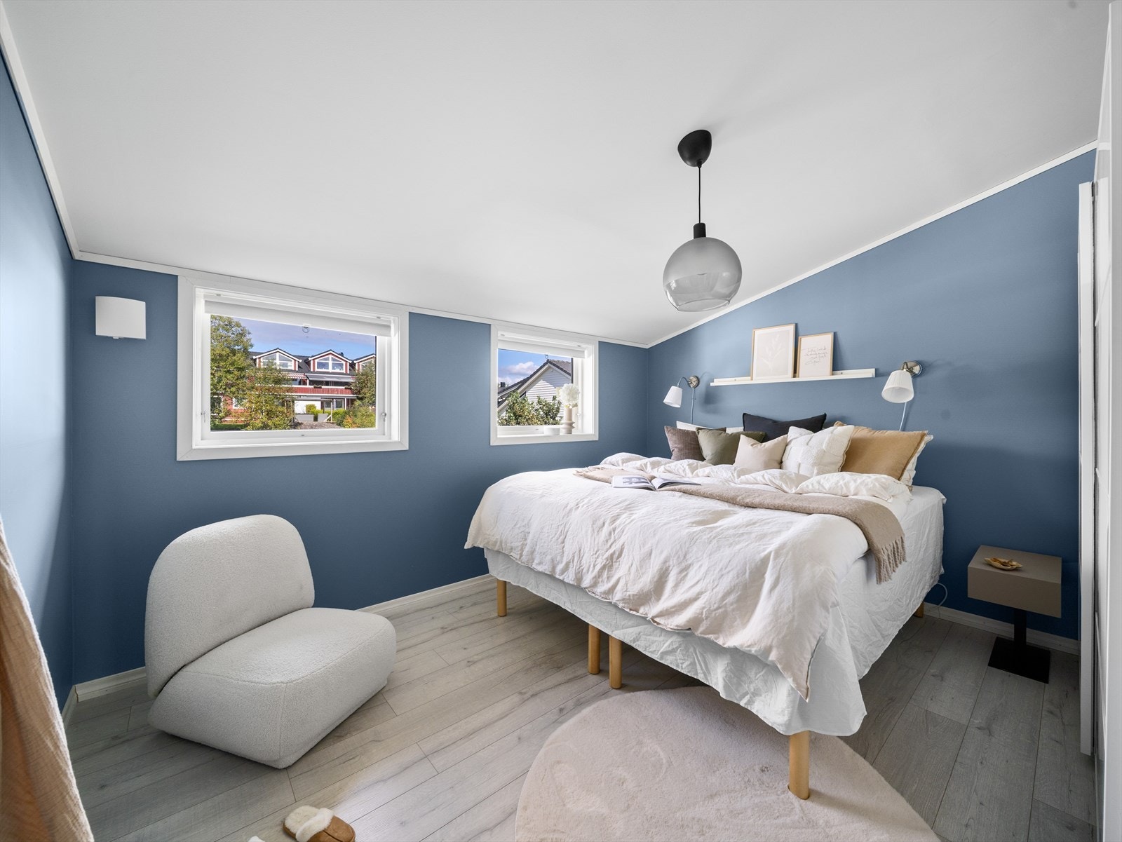 Soverom 2- romslig soverom med god plass til dobbeltseng, nattbord og garderobe. Galleribilde