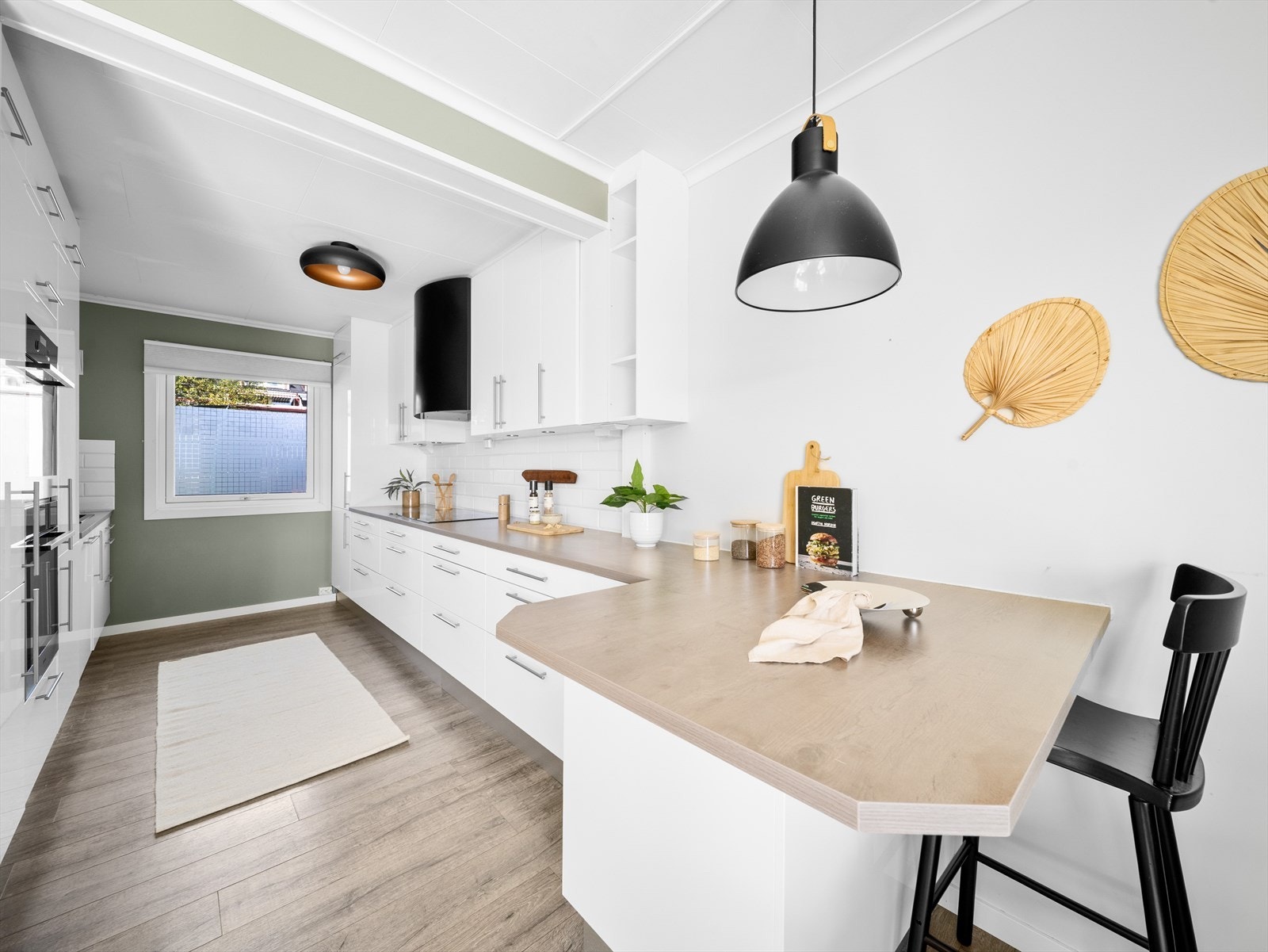 Et tidløst og pent kjøkken fra 2015 med slette fronter og gode arbeidsflater. Galleribilde