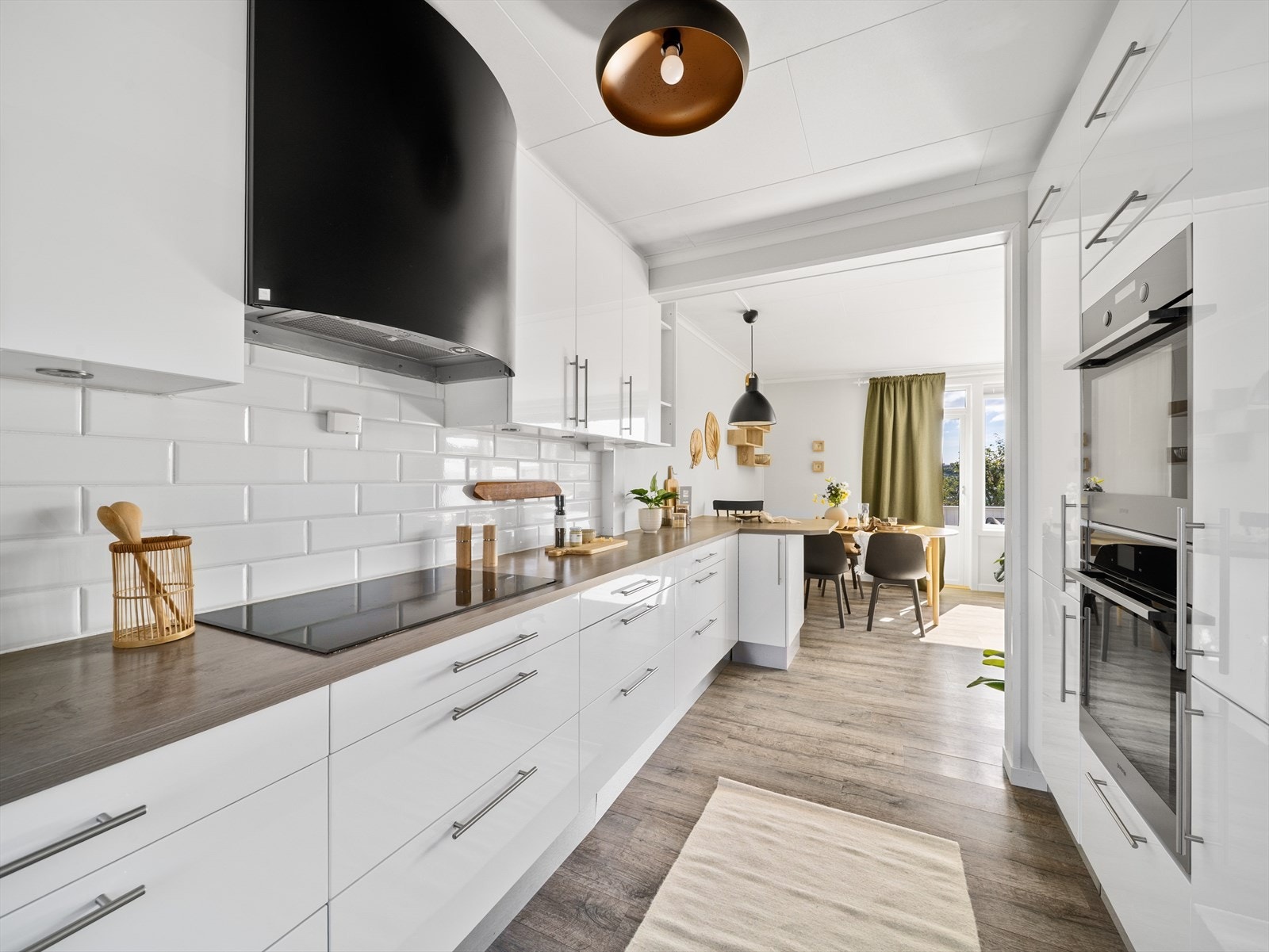 Kjøkkenet måler 8,9 m² og byr på smarte løsninger og godt med skap- og benkeplass. Galleribilde