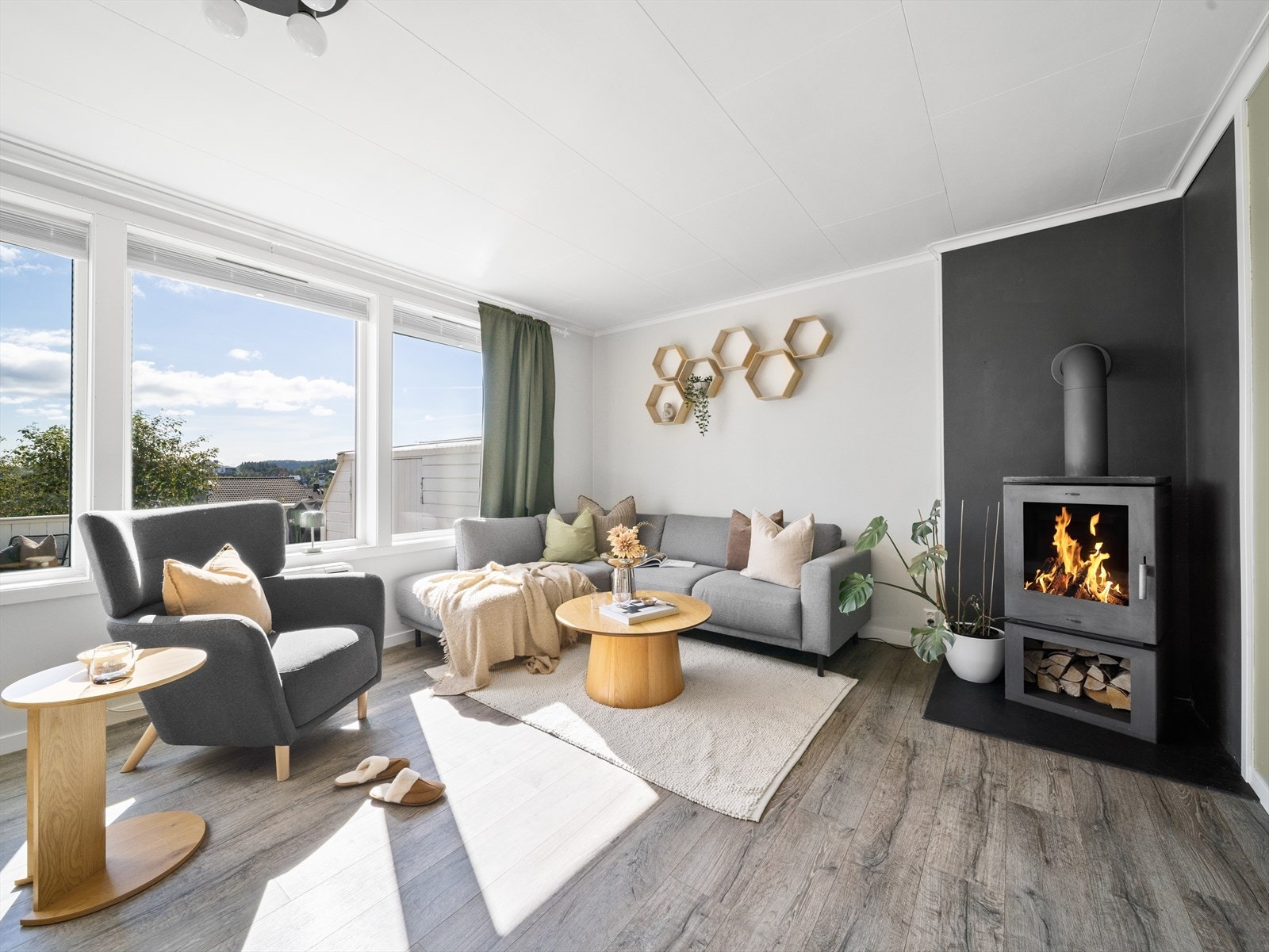 De store vindusflatene slipper inn godt med naturlig lysinnslipp. Vinduer og terrassedør ble byttet i 2021. Galleribilde