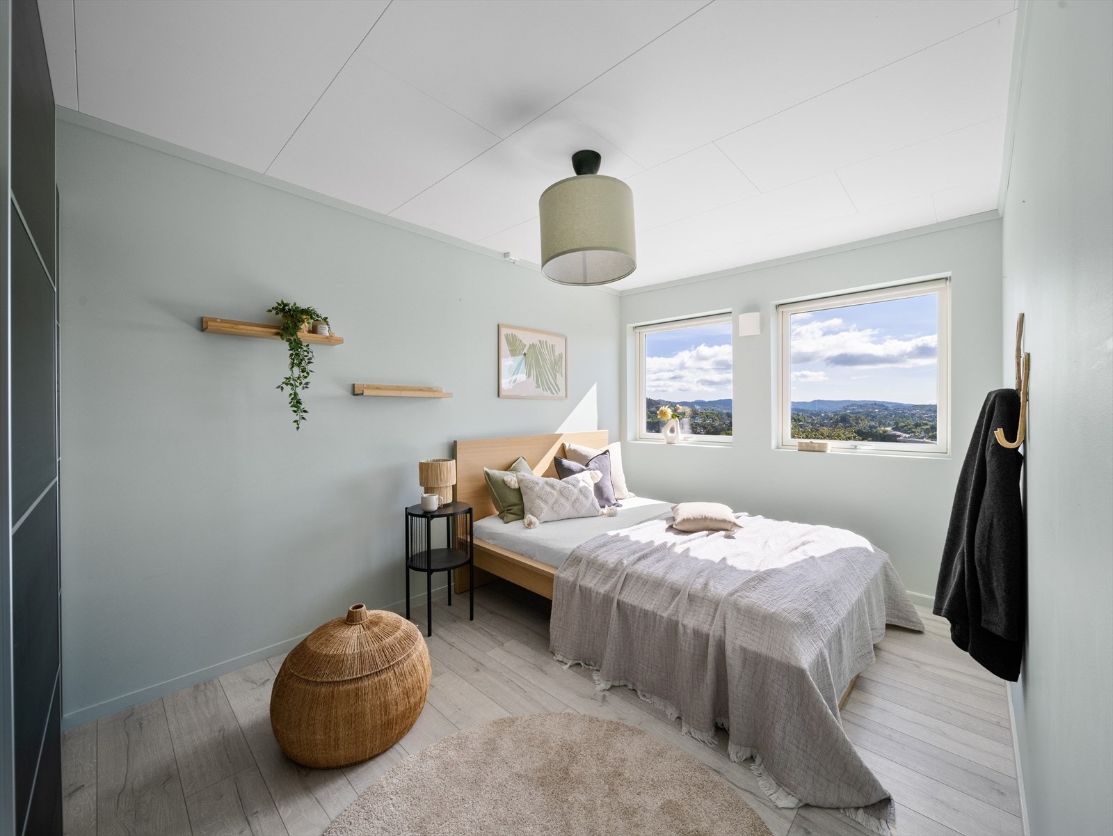 Loftsetasjen er innredet med 4 soverom på hhv. 11,7 m², 11,1 m², 12,8 m² og 6,2m². Galleribilde