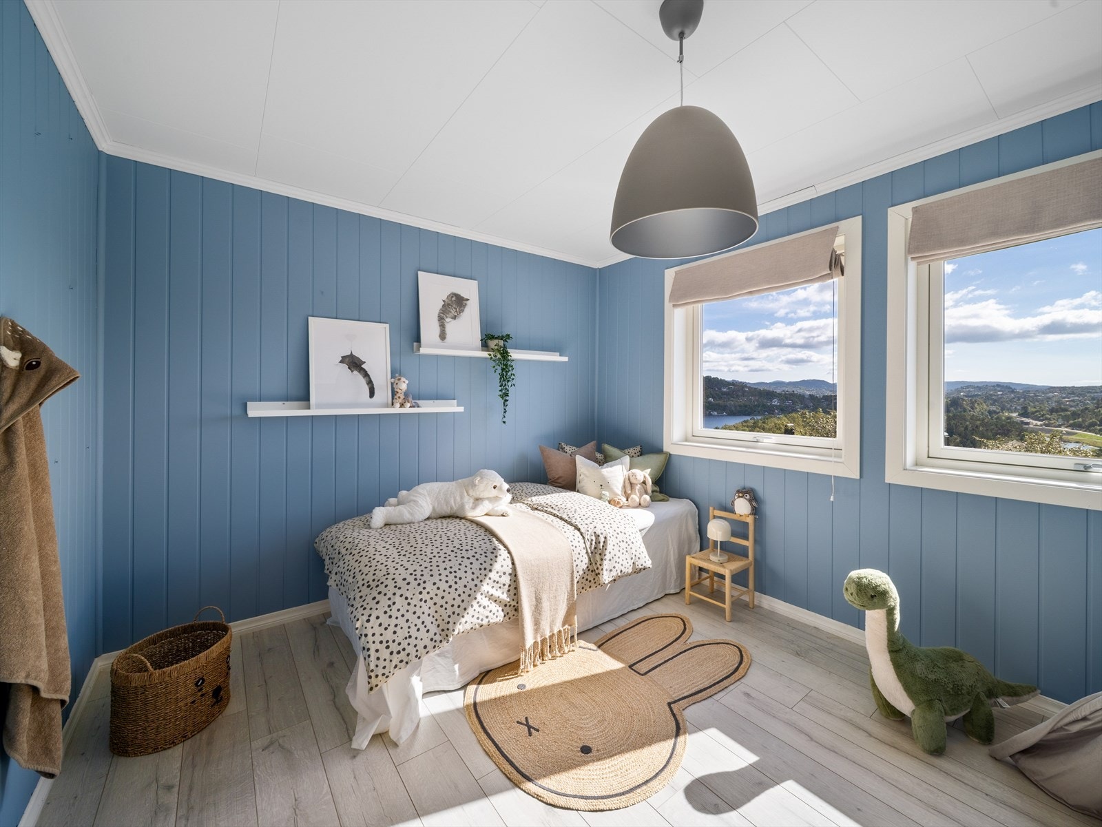 Her er det god plass til både seng, garderobe og øvrig møblement. Galleribilde