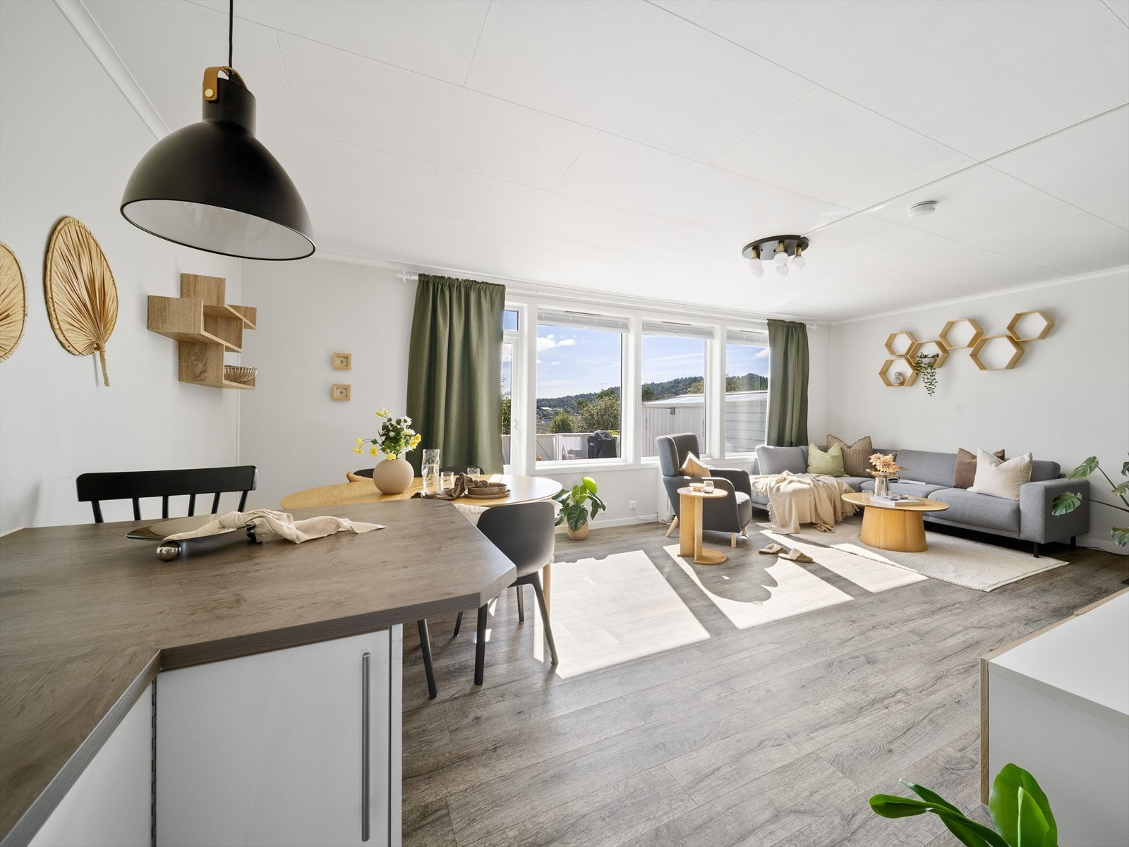 Kjøkkenet ligger i åpen tilknytning til stuen og skaper en sosial og luftig oppholdsdel. Galleribilde