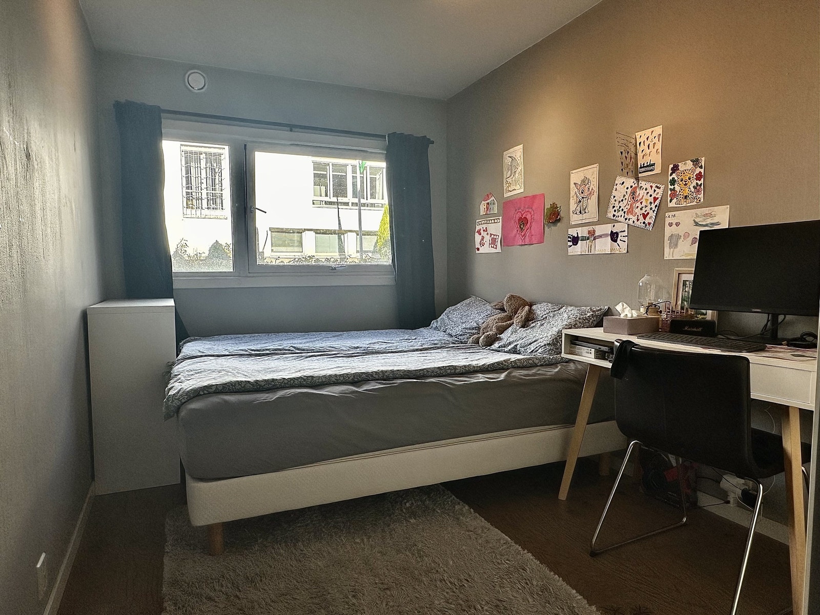 Romslig soverom med plass til dobbeltseng og tilhørende møblement. Stort vindu som slipper inn rikelig med naturlig lys. Galleribilde