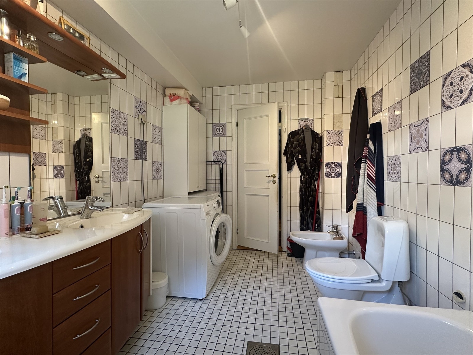 Opplegg for både vaskemaskin og tørketrommel på badet. Galleribilde