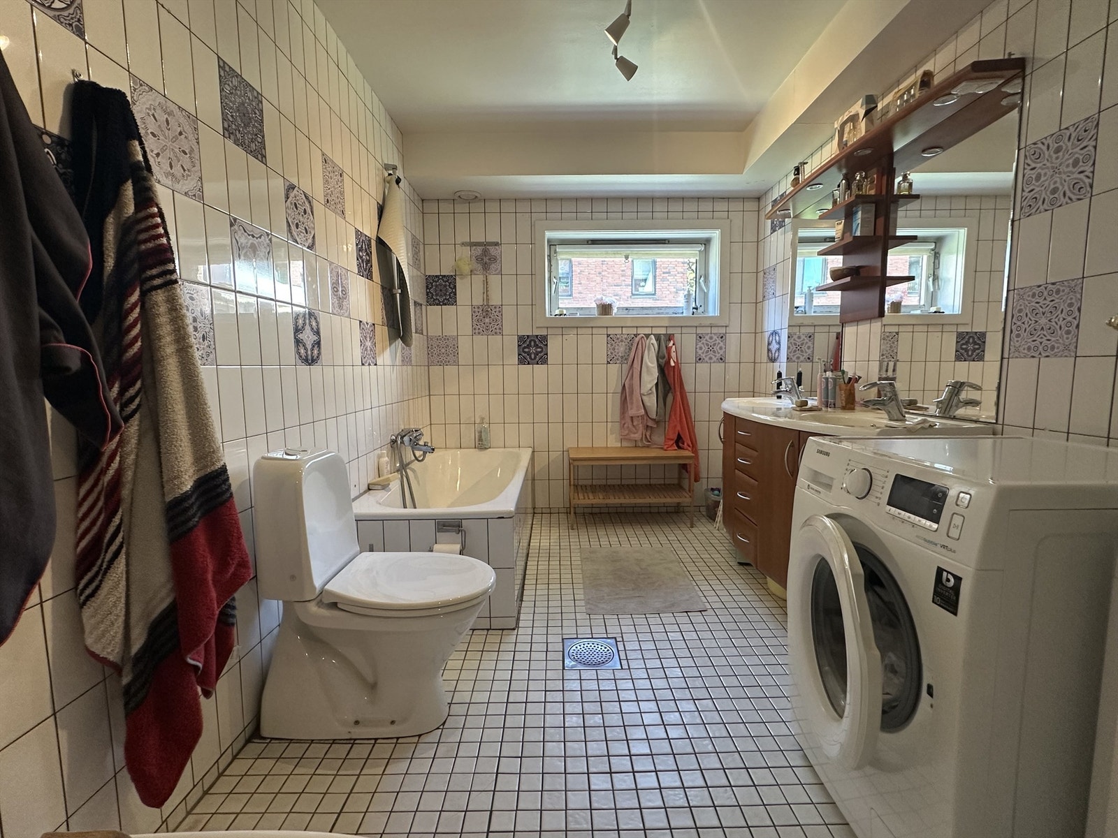 Stort hovedbad med toalett og dobbel servant. Galleribilde
